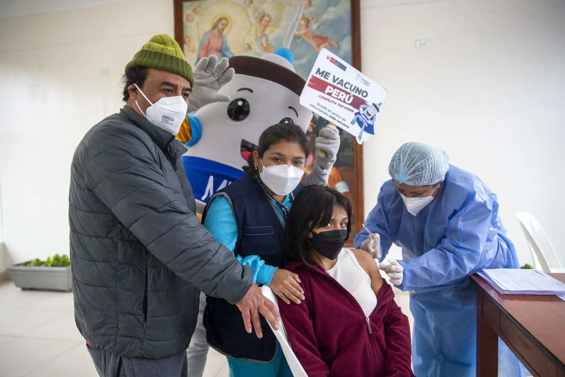 Ministerio de Salud realiza una jornada de vacunación en el Colegio La Salle, ubicado en el distrito de Breña, donde se ofrecerán los servicios de vacunación contra la covid1- 9, 3era dosis para niños desde 5 años, 4ta dosis mayores de 30 años, vacunación regular contra influenza y neumococo, y VPH para niñas entre 9 y 15 años.
Foto: ANDINA/Carla Patiño Ramírez