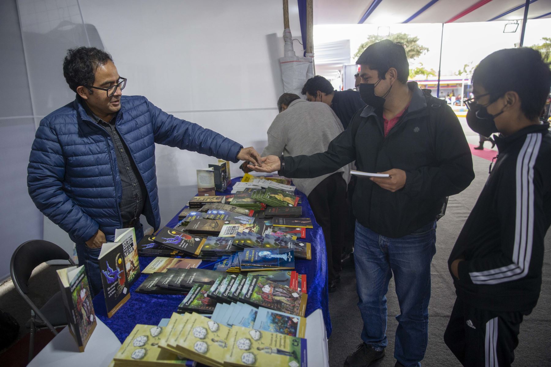 Inició la 4ta Feria del Libro Bellavista 2022, en el Callao, donde el público pudo apreciar los libros más sonados en la literatura actual de Perú y Colombia. Foto: ANDINA/Carla Patiño