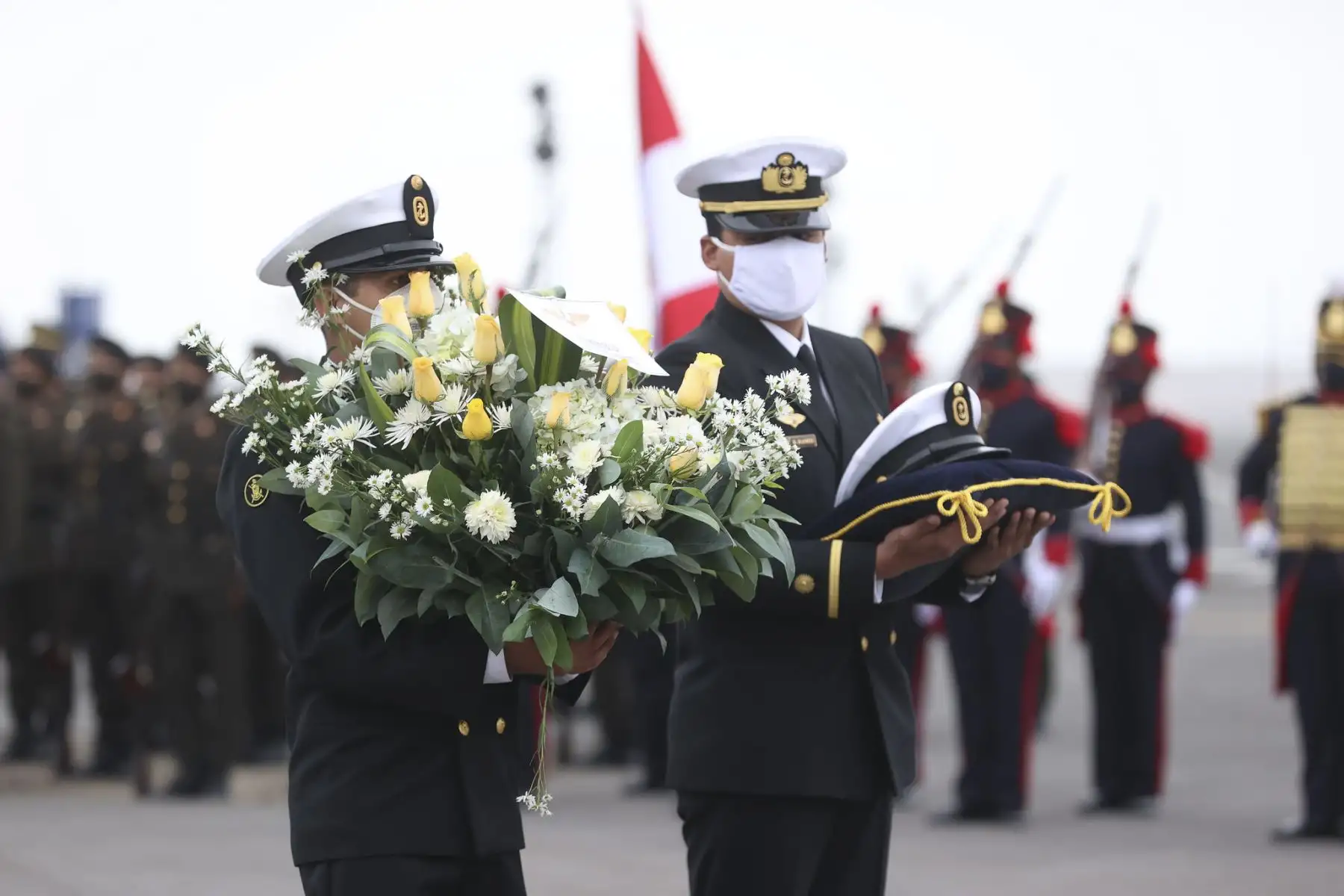 El presidente de la República, Pedro Castillo, rindió homenaje a militares caídos tras enfrentamientos con terroristas en el VRAEM. Foto: ANDINA/Prensa Presidencia