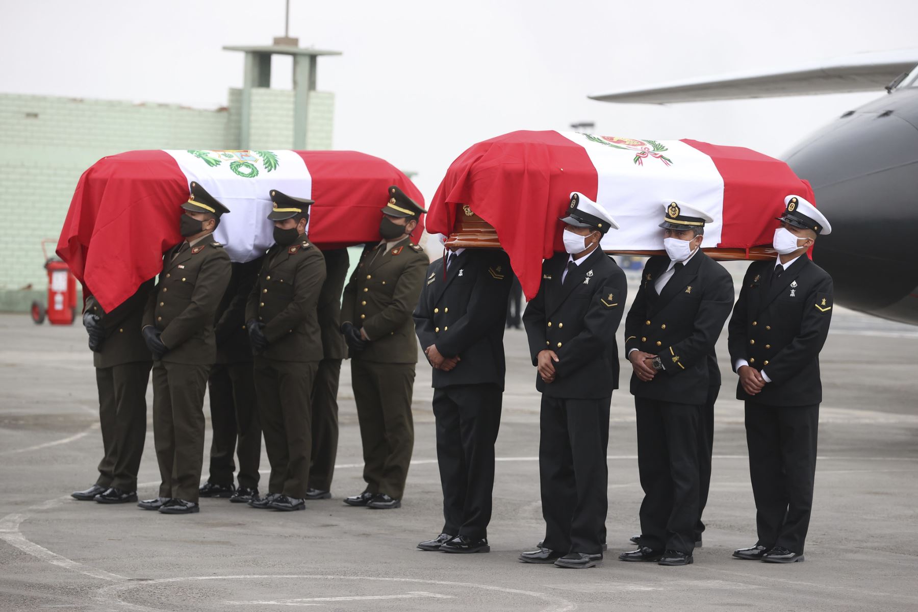 El presidente de la República, Pedro Castillo, rindió homenaje a militares caídos tras enfrentamientos con terroristas en el VRAEM. Foto: ANDINA/Prensa Presidencia