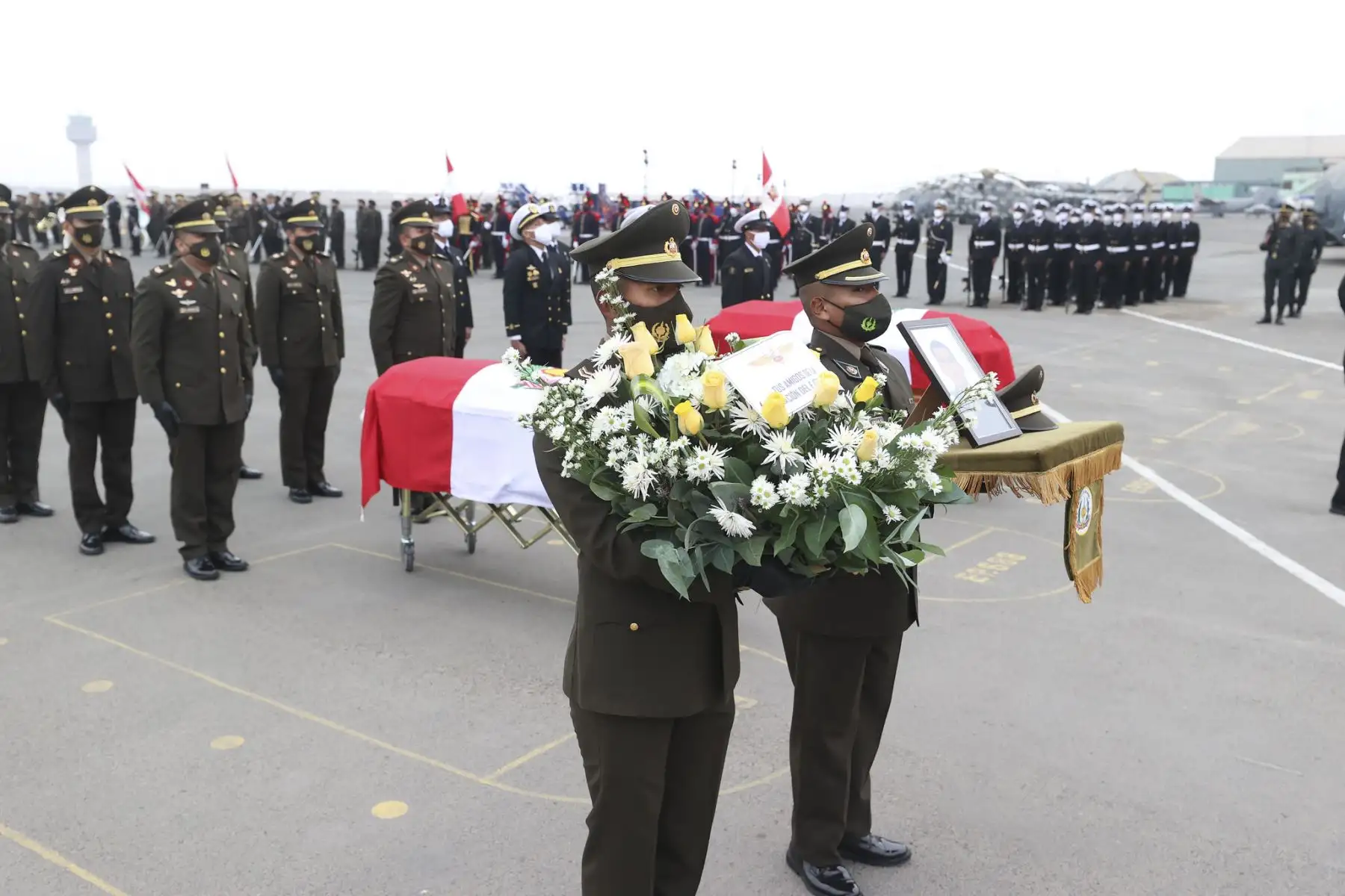 El presidente de la República, Pedro Castillo, rindió homenaje a militares caídos tras enfrentamientos con terroristas en el VRAEM. Foto: ANDINA/Prensa Presidencia