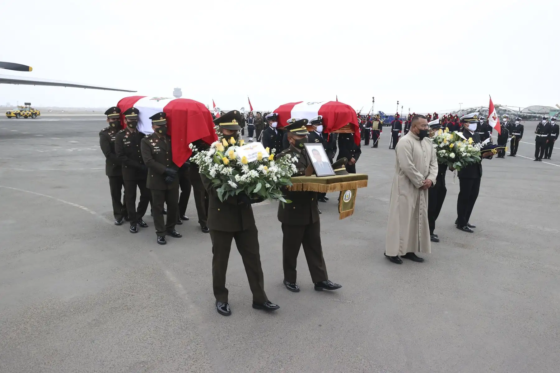 El presidente de la República, Pedro Castillo, rindió homenaje a militares caídos tras enfrentamientos con terroristas en el VRAEM. Foto: ANDINA/Prensa Presidencia