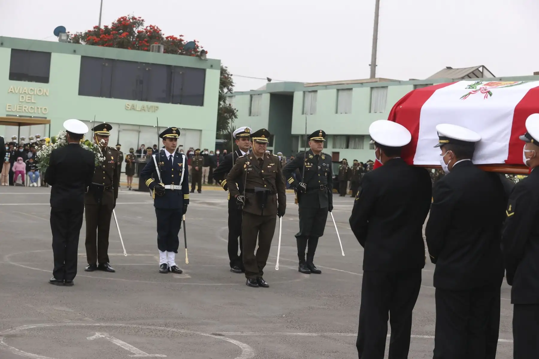 El presidente de la República, Pedro Castillo, rindió homenaje a militares caídos tras enfrentamientos con terroristas en el VRAEM. Foto: ANDINA/Prensa Presidencia