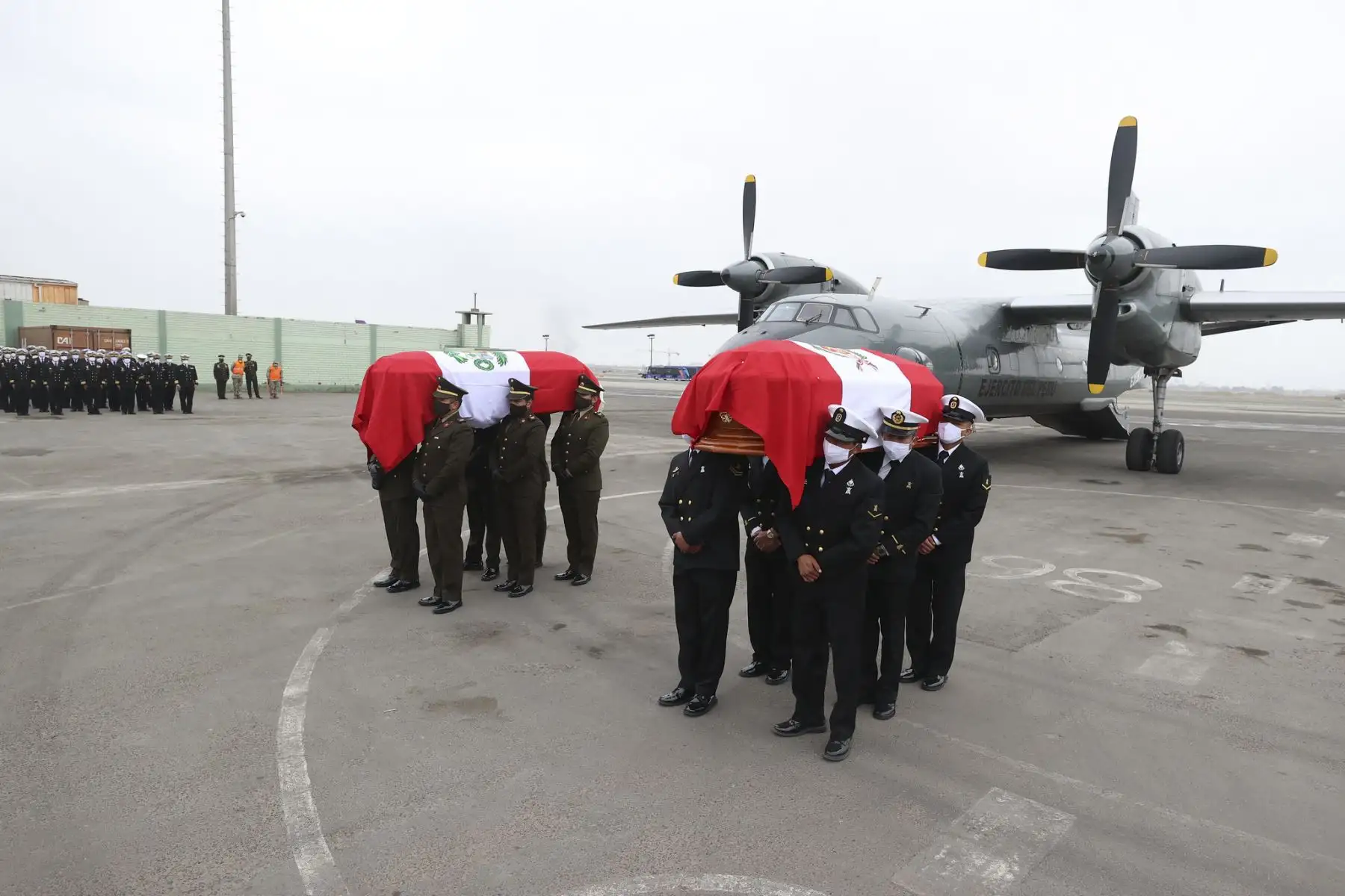 El presidente de la República, Pedro Castillo, rindió homenaje a militares caídos tras enfrentamientos con terroristas en el VRAEM. Foto: ANDINA/Prensa Presidencia