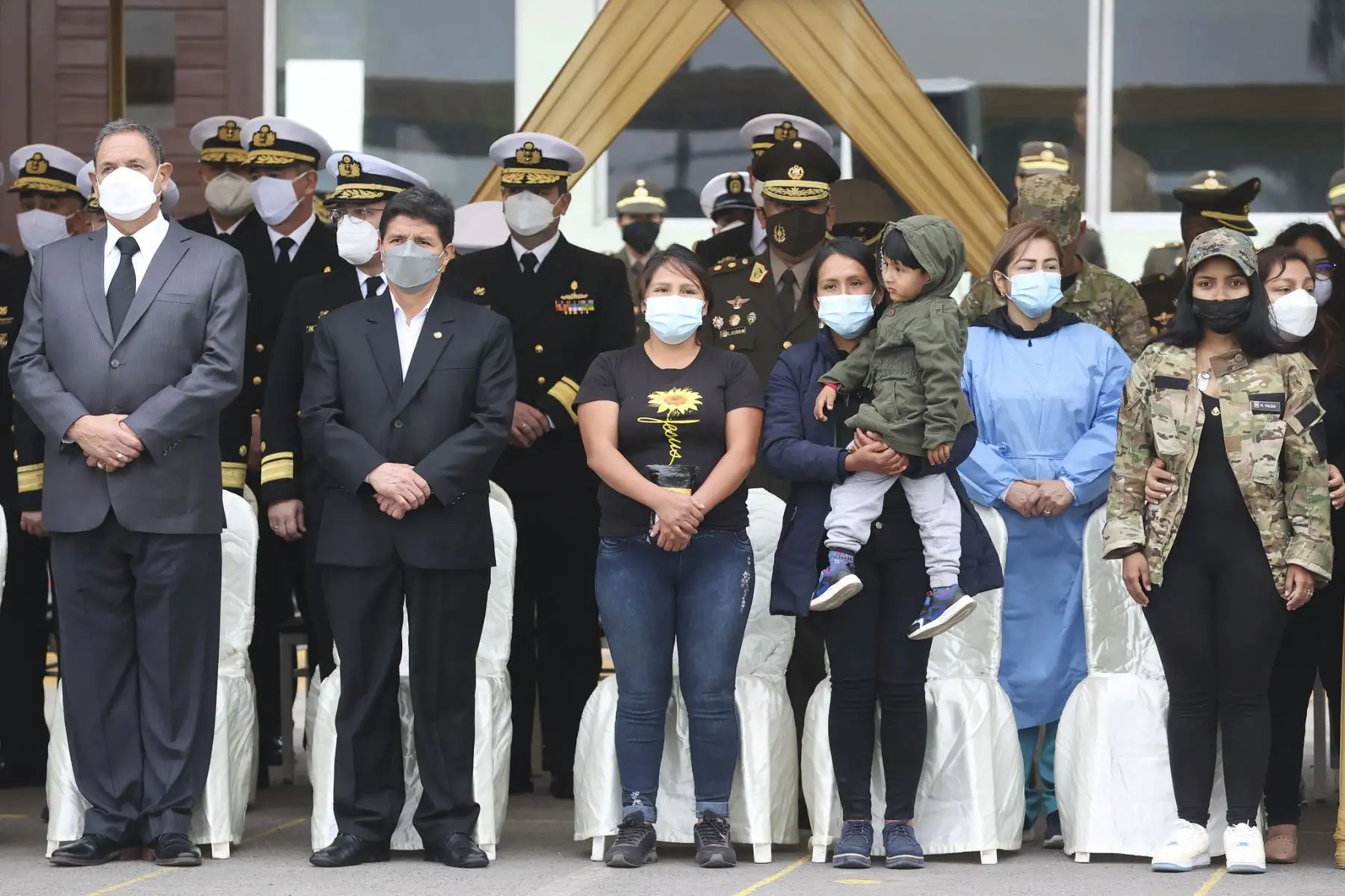 El presidente de la República, Pedro Castillo, rindió homenaje a militares caídos tras enfrentamientos con terroristas en el VRAEM. Foto: ANDINA/Prensa Presidencia