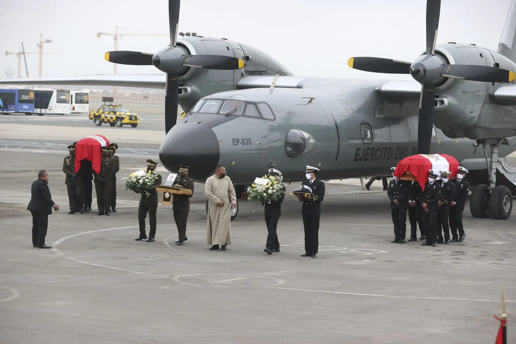 El presidente de la República, Pedro Castillo, rindió homenaje a militares caídos tras enfrentamientos con terroristas en el VRAEM. Foto: ANDINA/Prensa Presidencia