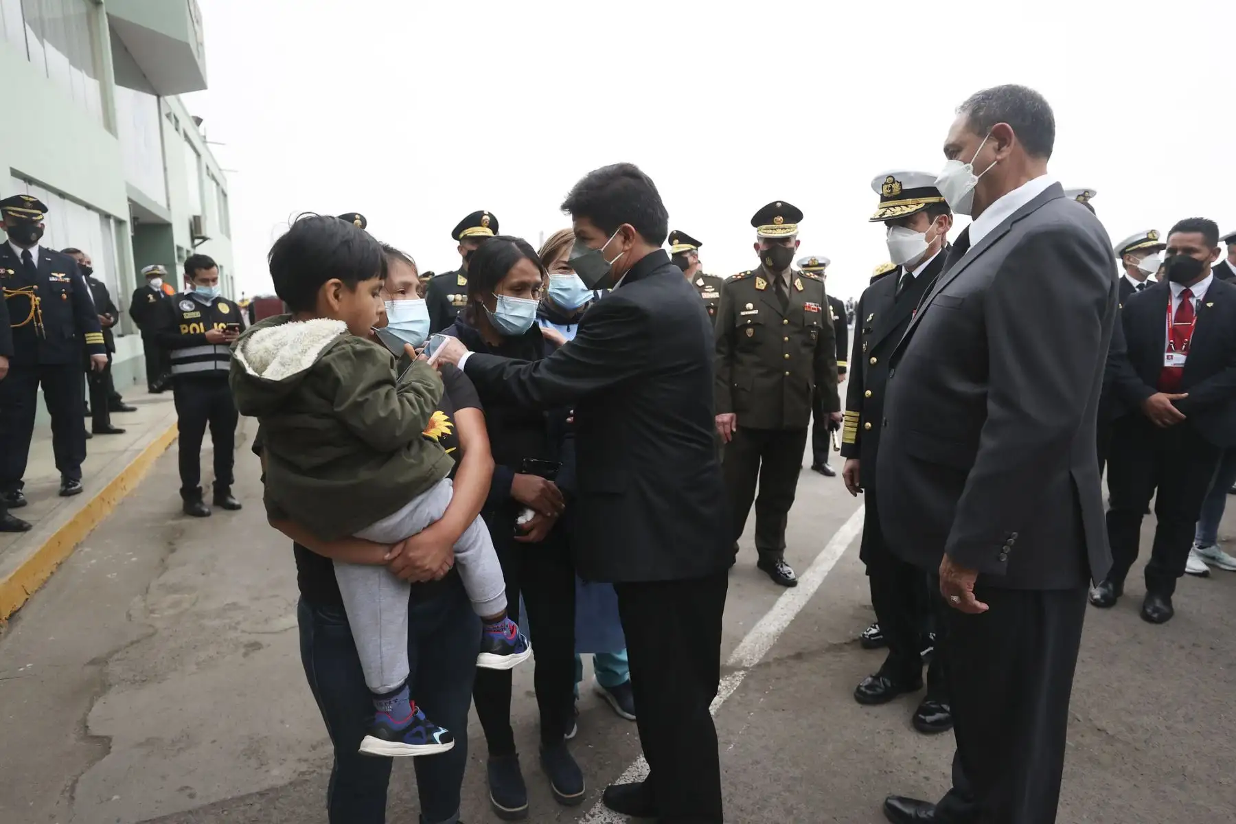 El presidente de la República, Pedro Castillo, rindió homenaje a militares caídos tras enfrentamientos con terroristas en el VRAEM. Foto: ANDINA/Prensa Presidencia
