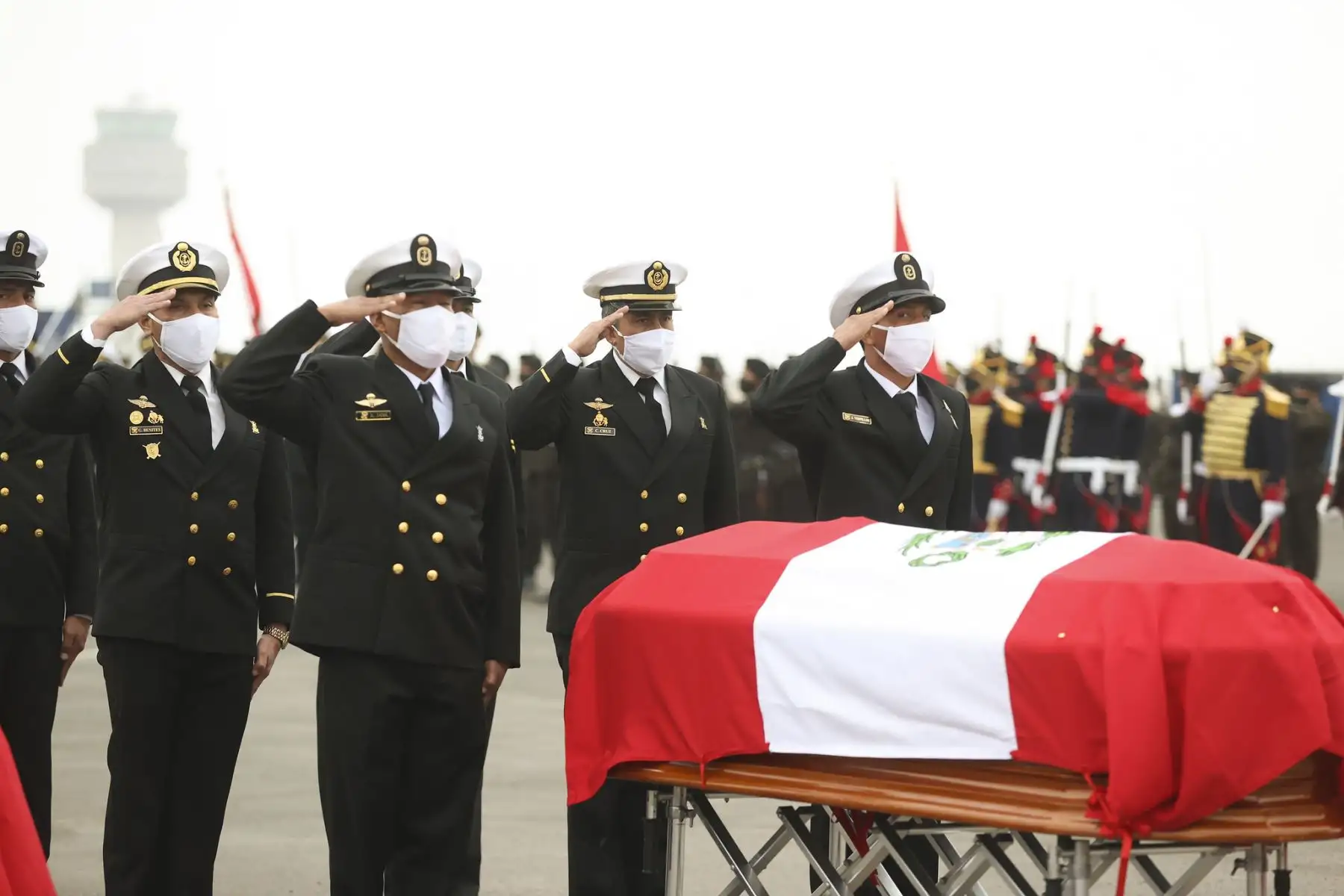 El presidente de la República, Pedro Castillo, rindió homenaje a militares caídos tras enfrentamientos con terroristas en el VRAEM. Foto: ANDINA/Prensa Presidencia