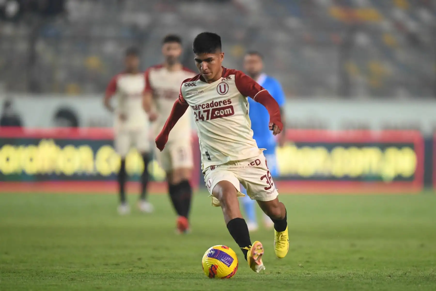 Piero Quispe de Universitario controla el balón durante partido frente a Binacional por la fecha 7 del Torneo Clausura de la Liga 1, en el Estadio Monumental. Foto: Liga 1