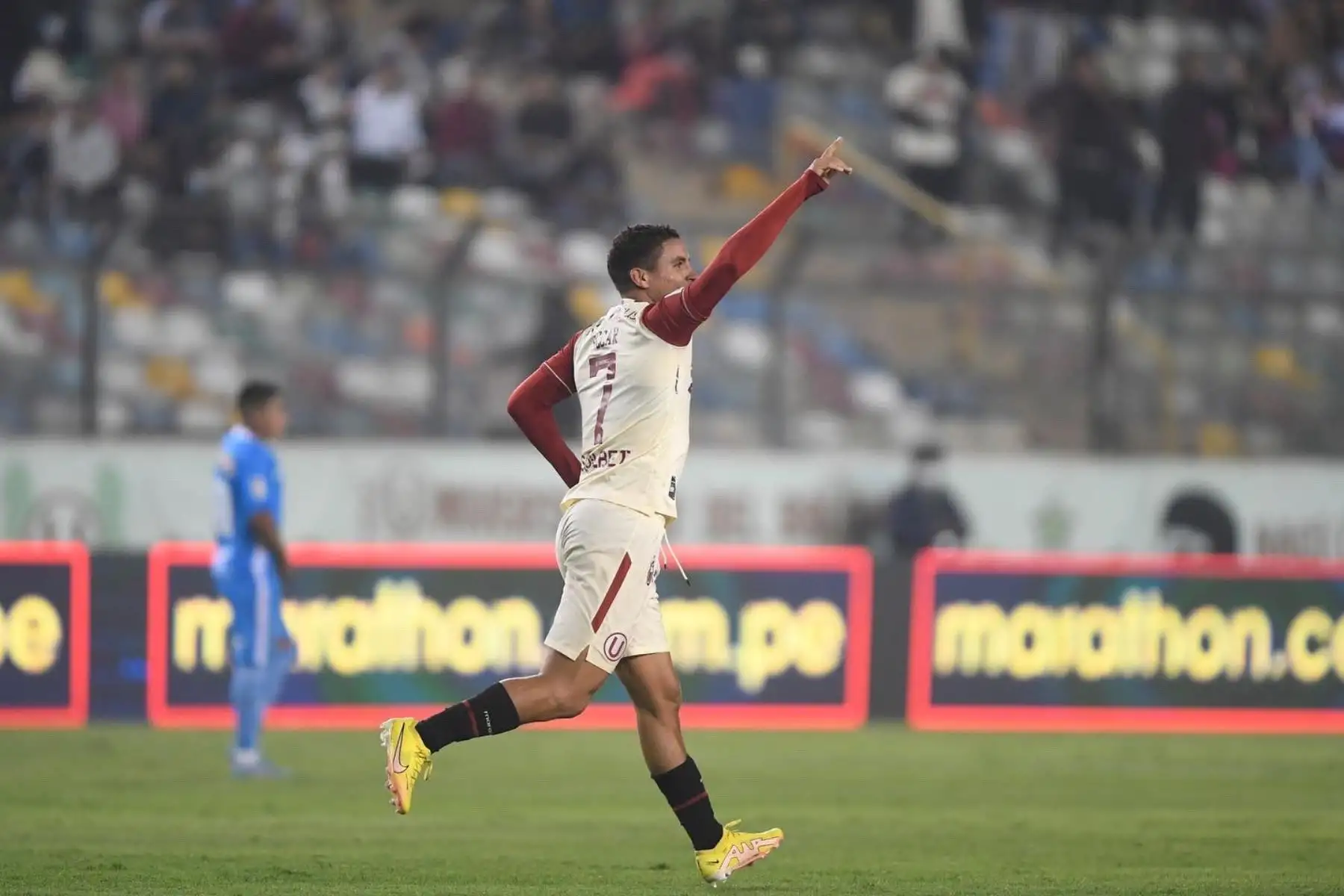 Alexander Succar de Universitario celebra tras marcar ante Binacional por la fecha 7 del Torneo Clausura de la Liga 1, en el Estadio Monumental. Foto: Liga 1