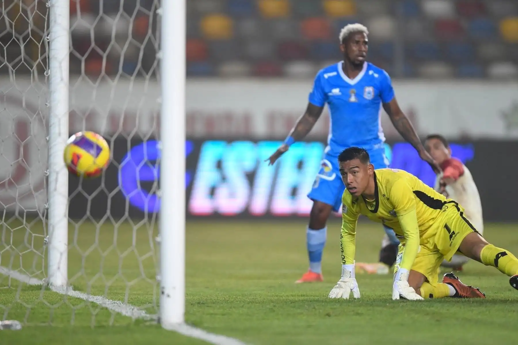 Universitario enfrenta a Binacional por la fecha 7 del Torneo Clausura de la Liga 1, en el Estadio Monumental. Foto: Liga 1