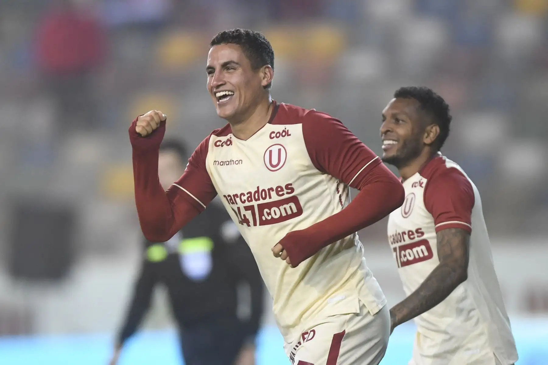 Alexander Succar de Universitario celebra tras marcar ante Binacional por la fecha 7 del Torneo Clausura de la Liga 1, en el Estadio Monumental. Foto: Liga 1