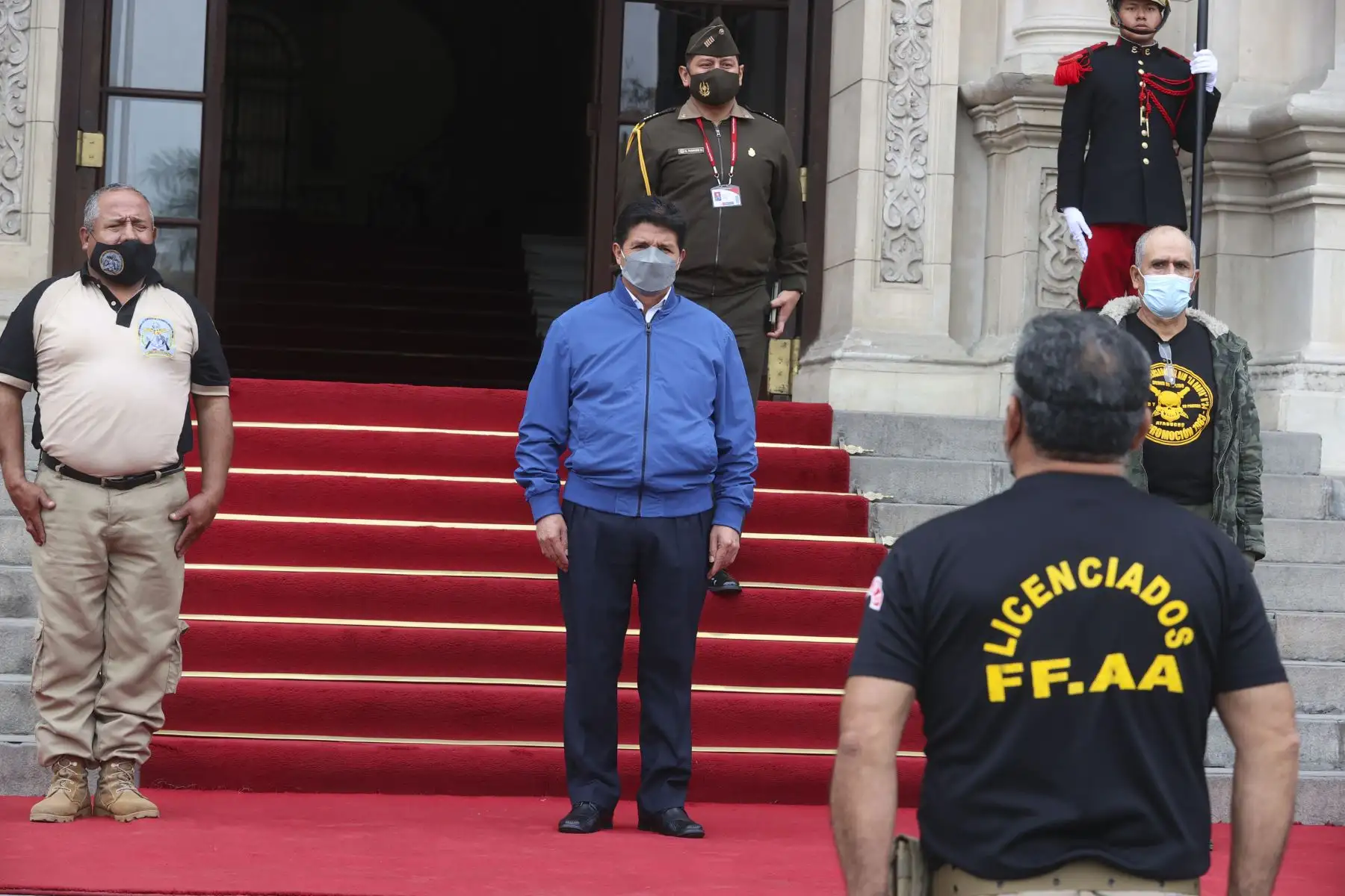 El presidente de la República, Pedro Castillo, se reunió esta tarde con licenciados de las FF.AA. en Palacio de Gobierno. Foto: ANDINA/Prensa Presidencia