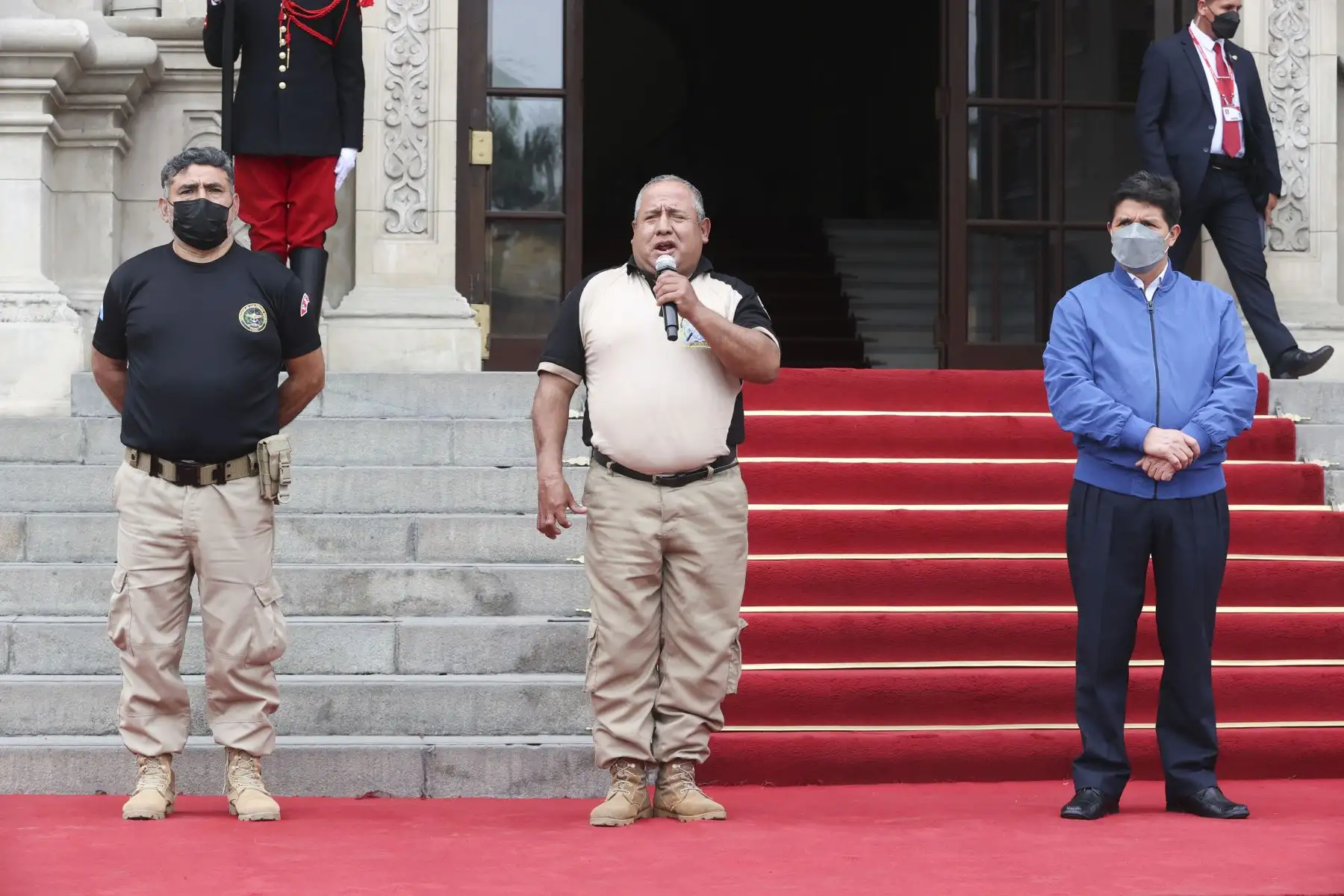 El presidente de la República, Pedro Castillo, se reunió esta tarde con licenciados de las FF.AA. en Palacio de Gobierno. Foto: ANDINA/Prensa Presidencia