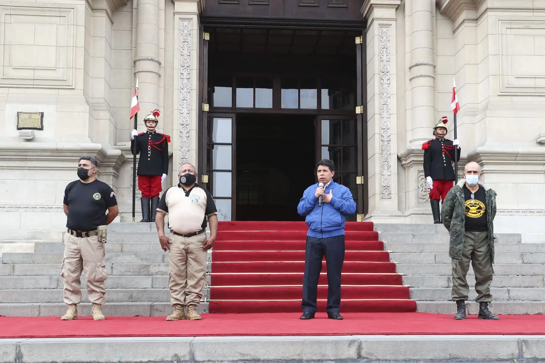 El presidente de la República, Pedro Castillo, se reunió esta tarde con licenciados de FF.AA. en Palacio de Gobierno. Foto: ANDINA/Prensa Presidencia