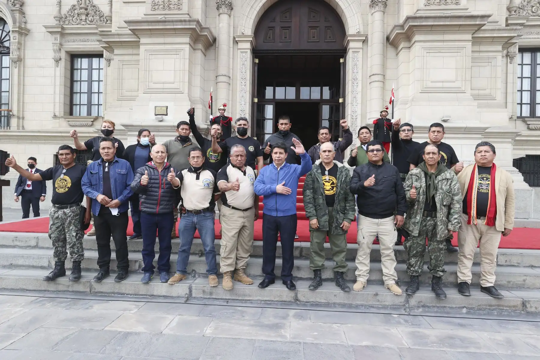 El presidente de la República, Pedro Castillo, se reunió esta tarde con licenciados de FF.AA. en Palacio de Gobierno. Foto: ANDINA/Prensa Presidencia