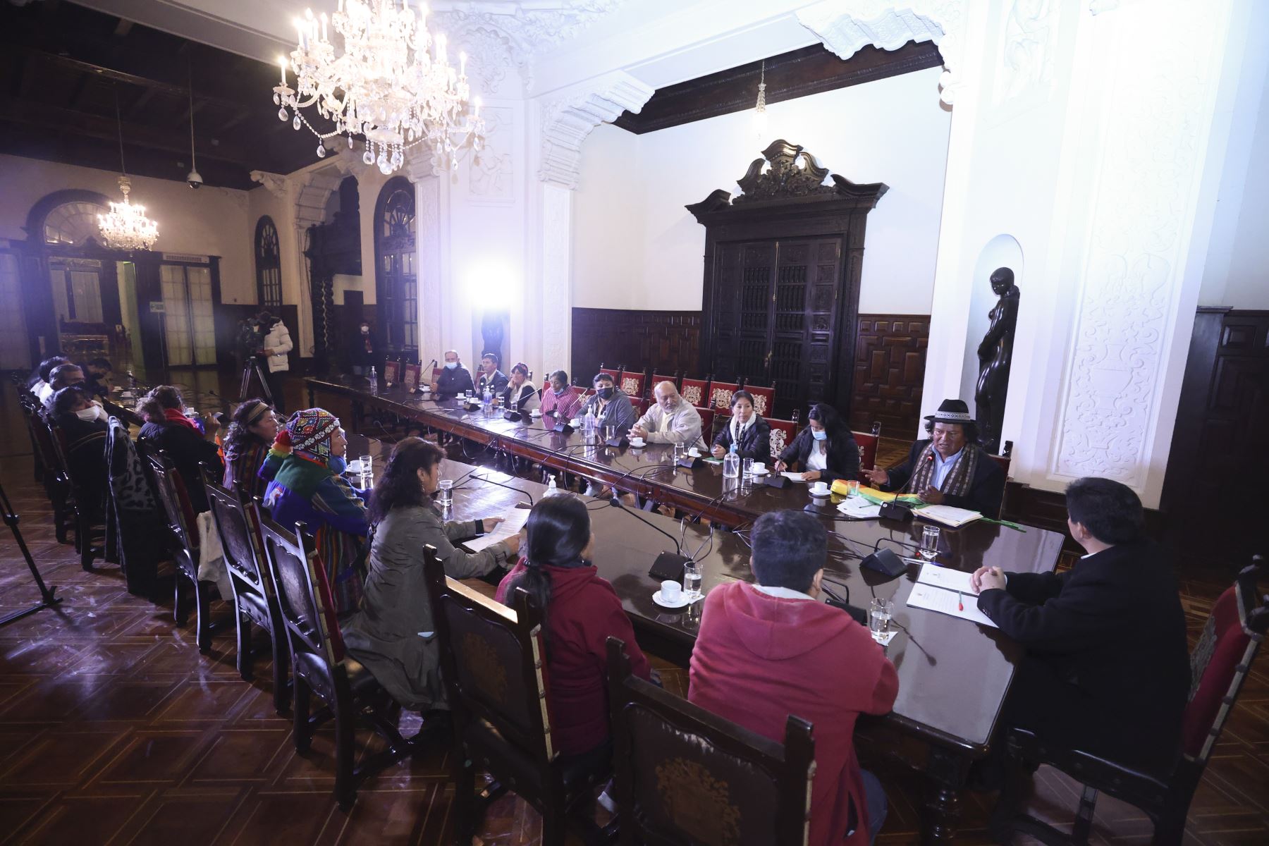El presidente de la República, Pedro Castillo, sostuvo una reunión con líderes de pueblos originarios en Palacio de Gobierno. Foto: ANDINA/Prensa Presidencia