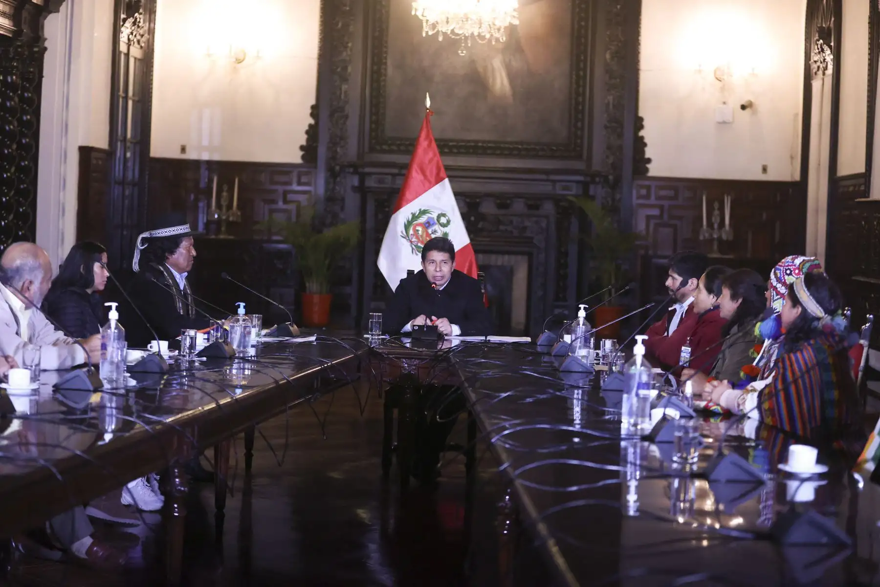 El presidente de la República, Pedro Castillo, sostuvo una reunión con líderes de pueblos originarios en Palacio de Gobierno. Foto: ANDINA/Prensa Presidencia