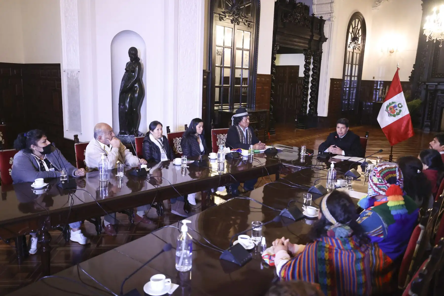 El presidente de la República, Pedro Castillo, sostuvo una reunión con líderes de pueblos originarios en Palacio de Gobierno. Foto: ANDINA/Prensa Presidencia