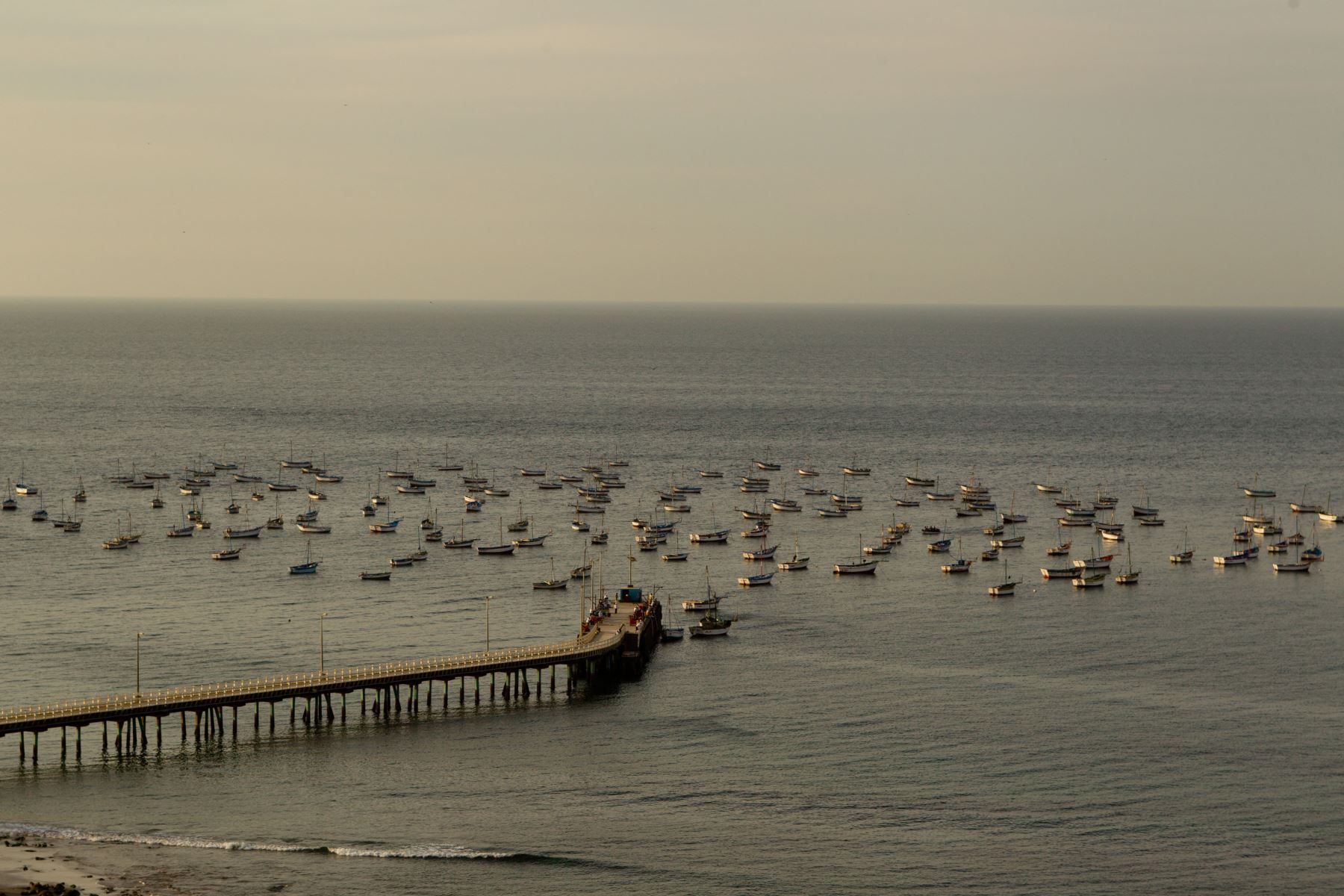 Muelle de pescadores en la playa Los Órganos, en Piura.
Foto: PROMPERU