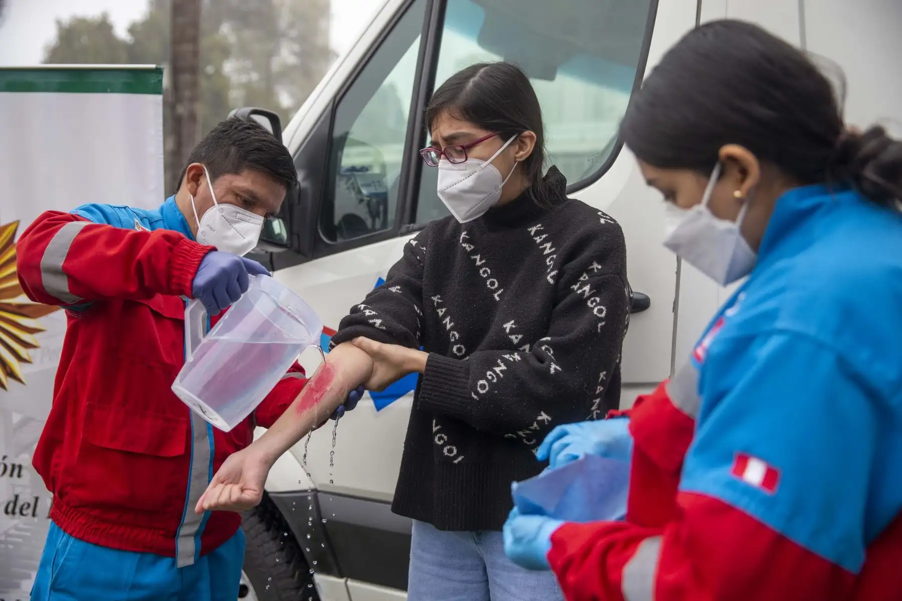 El Ministerio de Salud  a través del Sistema de Atención Móvil de Urgencia (SAMU), brinda recomendaciones  de primeros auxilios.
Se muestra como  debería reaccionar la ciudadanía en casos de caídas, fracturas, quemaduras o hemorragias y también dieron un ejemplo de reanimación cardiopulmonar (RCP).
Foto: ANDINA/Carla Patiño Ramírez
