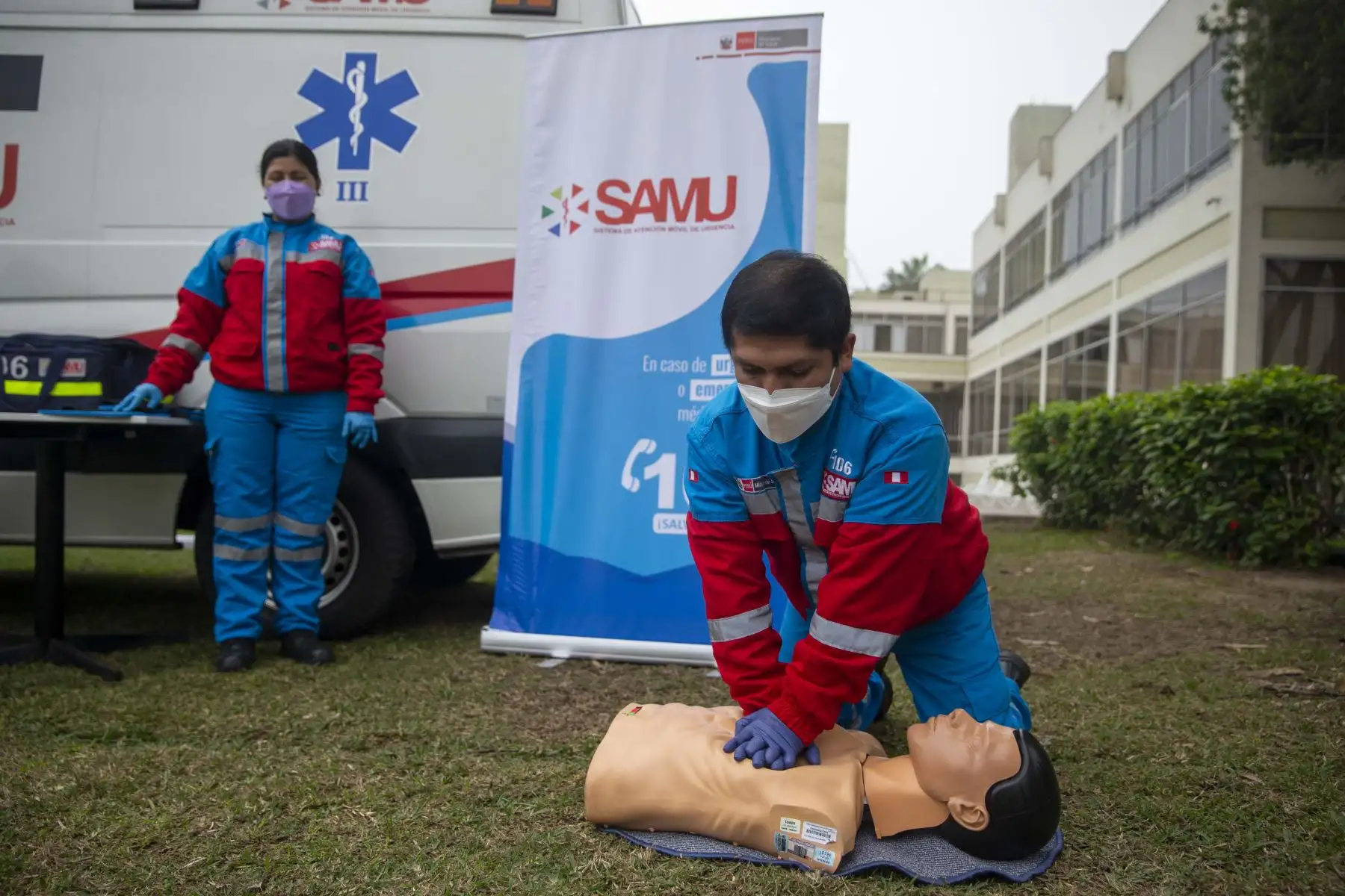 El Ministerio de Salud  a través del Sistema de Atención Móvil de Urgencia (SAMU), brinda recomendaciones  de primeros auxilios.
Se muestra como  debería reaccionar la ciudadanía en casos de caídas, fracturas, quemaduras o hemorragias y también dieron un ejemplo de reanimación cardiopulmonar (RCP).
Foto: ANDINA/Carla Patiño Ramírez