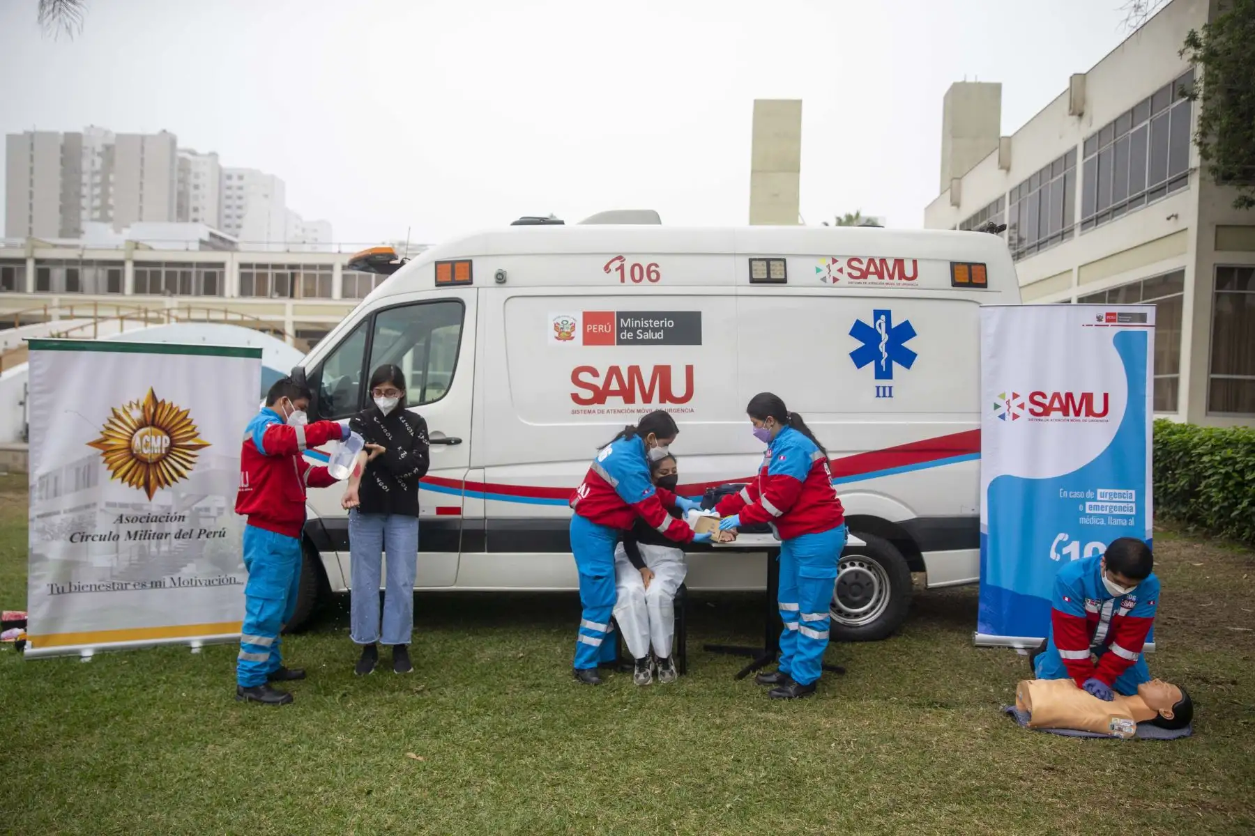 El Ministerio de Salud  a través del Sistema de Atención Móvil de Urgencia (SAMU), brinda recomendaciones  de primeros auxilios.
Se muestra como  debería reaccionar la ciudadanía en casos de caídas, fracturas, quemaduras o hemorragias y también dieron un ejemplo de reanimación cardiopulmonar (RCP).
Foto: ANDINA/Carla Patiño Ramírez