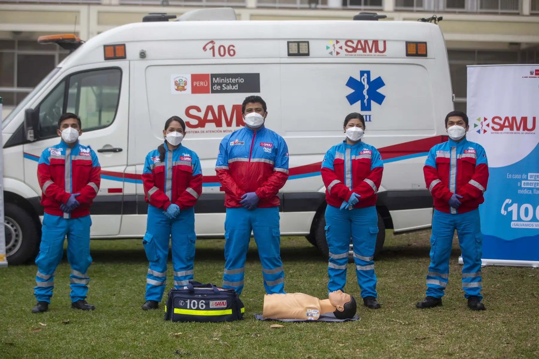 El Ministerio de Salud  a través del Sistema de Atención Móvil de Urgencia (SAMU), brinda recomendaciones  de primeros auxilios.
Se muestra como  debería reaccionar la ciudadanía en casos de caídas, fracturas, quemaduras o hemorragias y también dieron un ejemplo de reanimación cardiopulmonar (RCP).
Foto: ANDINA/Carla Patiño Ramírez