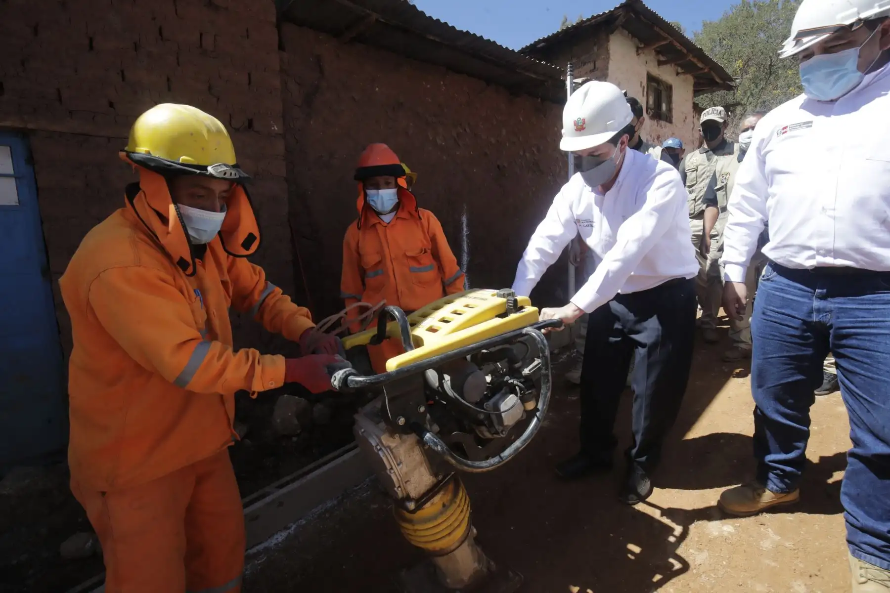 El presidente de la República, Pedro Castillo, inspecciona obras de pistas, veredas y una losa deportiva en el distrito de Margos, en Huánuco. Foto: ANDINA/Prensa Presidencia