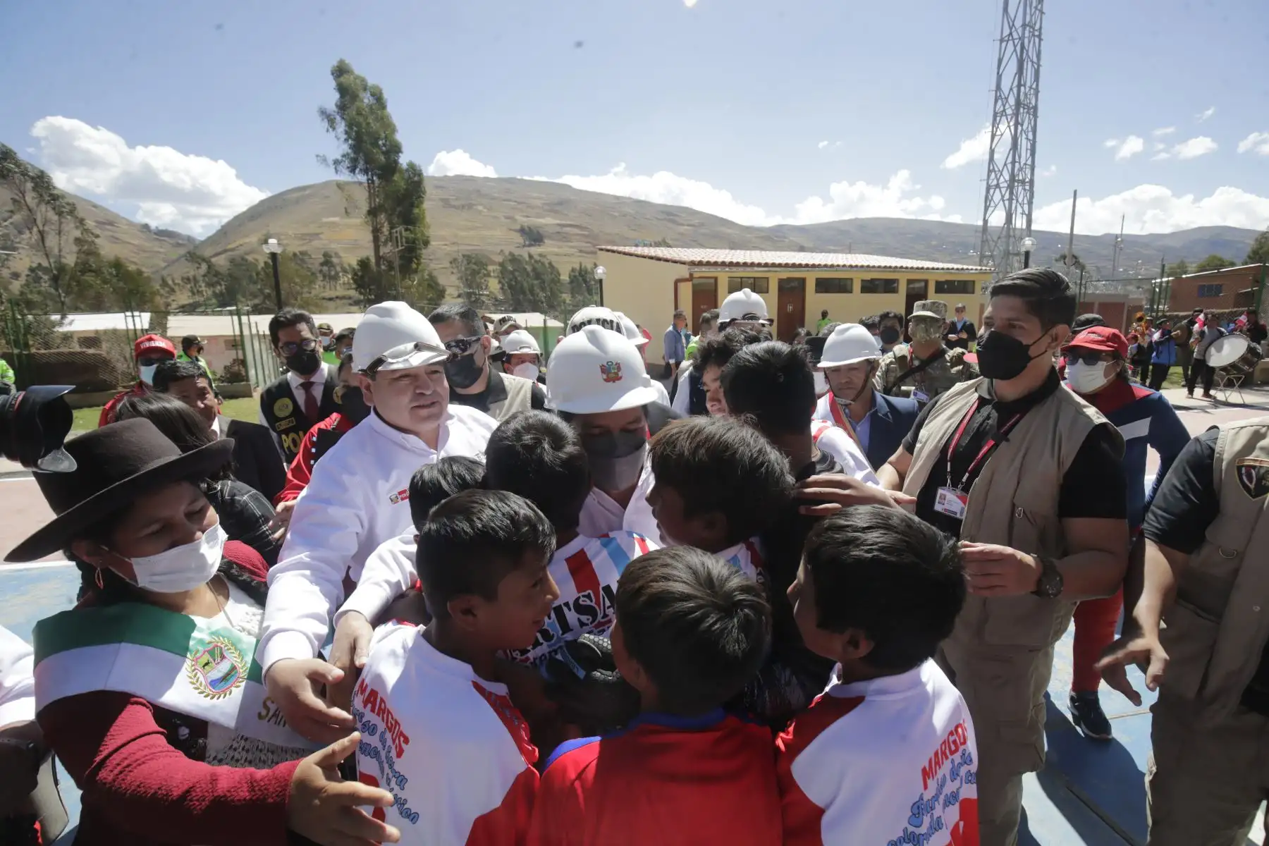 El presidente de la República, Pedro Castillo, inspecciona obras de pistas, veredas y una losa deportiva en el distrito de Margos, en Huánuco. Foto: ANDINA/Prensa Presidencia