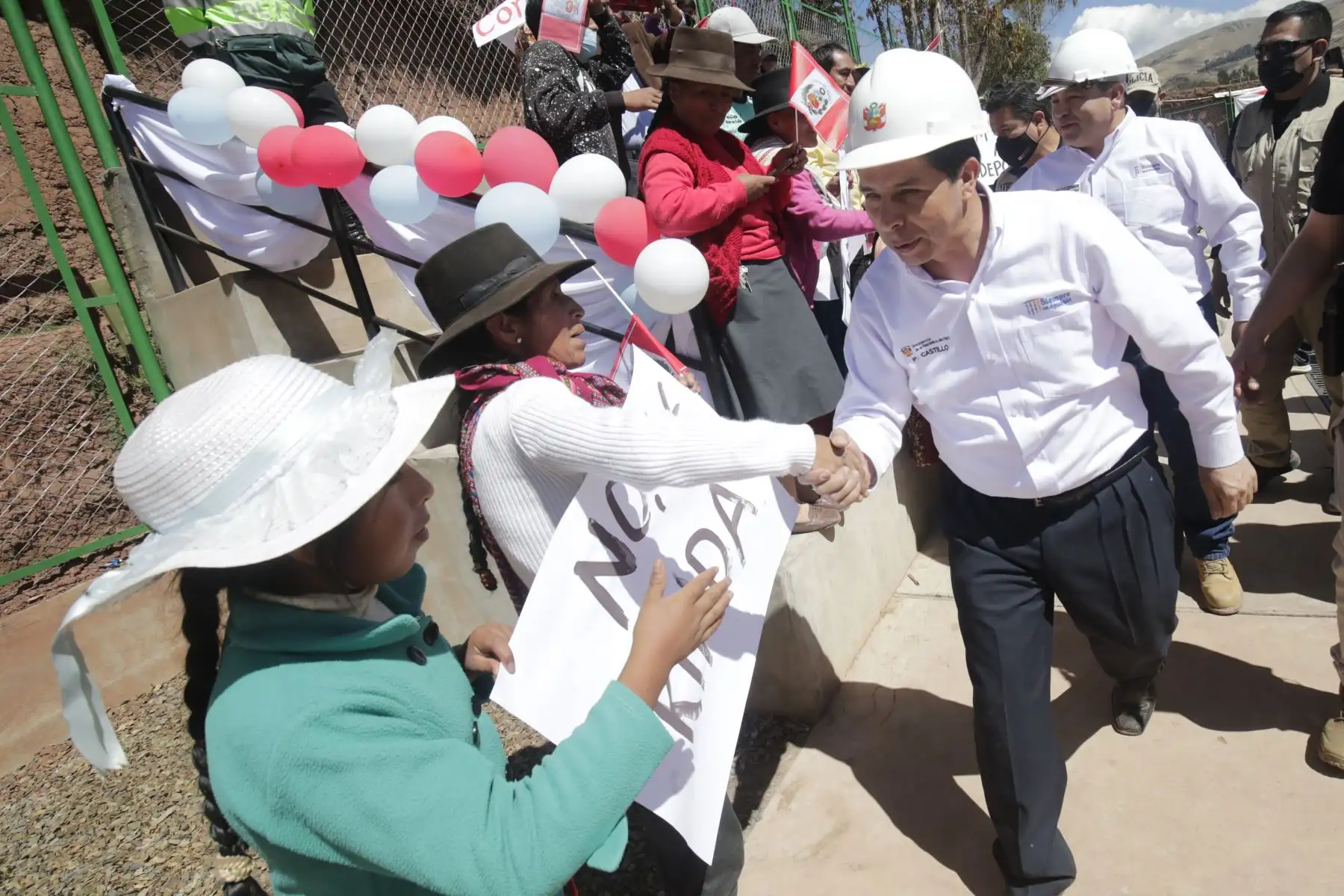 El presidente de la República, Pedro Castillo, inspecciona obras de pistas, veredas y una losa deportiva en el distrito de Margos, en Huánuco. Foto: ANDINA/Prensa Presidencia