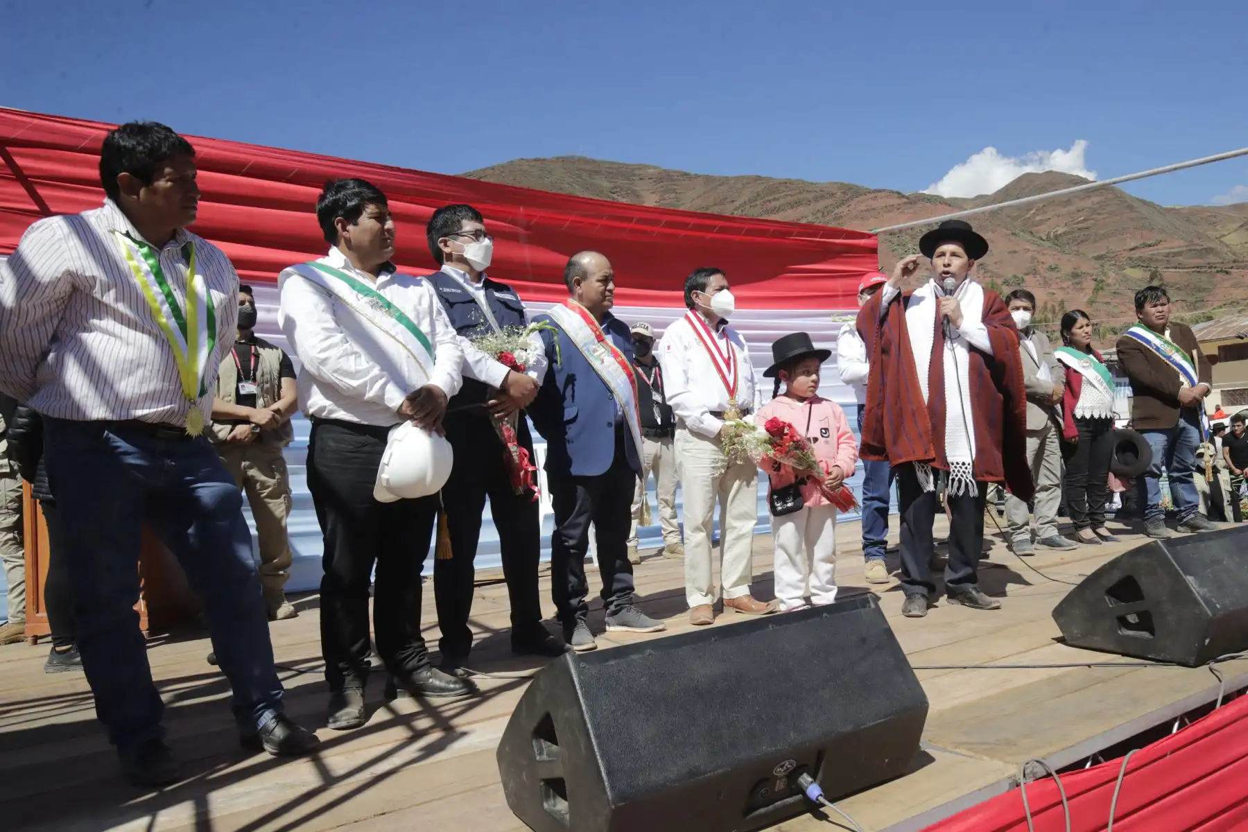 El presidente de la República, Pedro Castillo, inspecciona obras de pistas, veredas y una losa deportiva en el distrito de Margos, en Huánuco. Foto: ANDINA/Prensa Presidencia