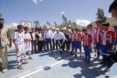 Presidente Castillo inspecciona obras de pistas, veredas y una losa deportiva en el distrito de Margos región Huánuco