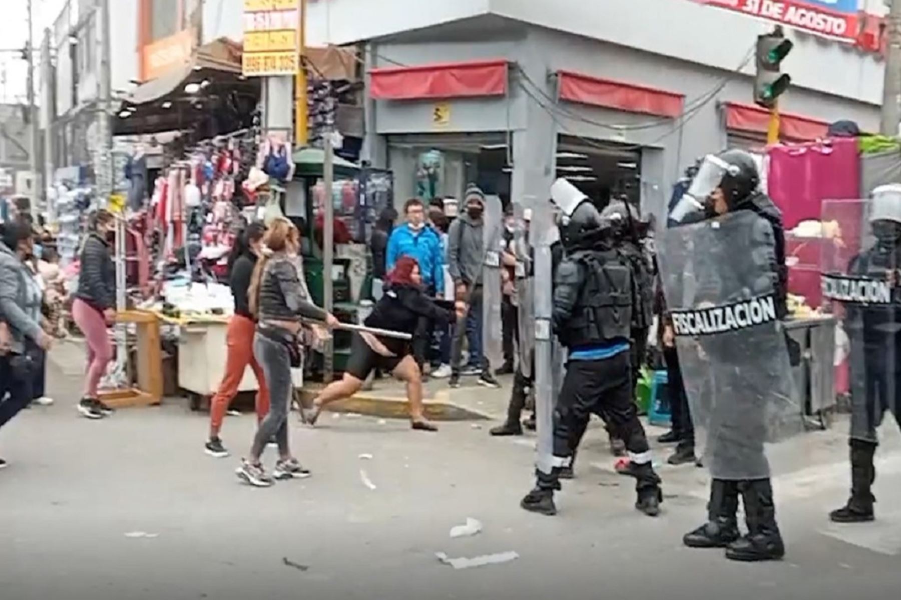 TIERRA DE NADIE: Municipalidad de San Juan de Miraflores denuncia agresiones de comerciantes informales