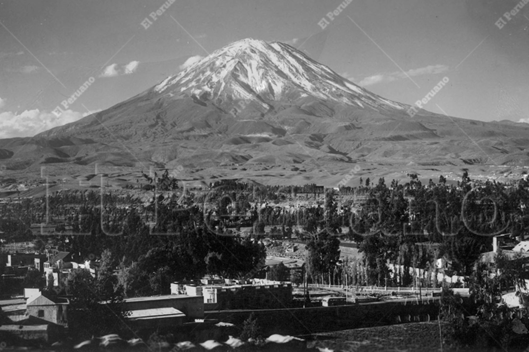 Arequipa - año 1949 / Vista panorámica de la ciudad de Arequipa y el Volcán Misti. 
Foto: Archivo Histórico / El Peruano