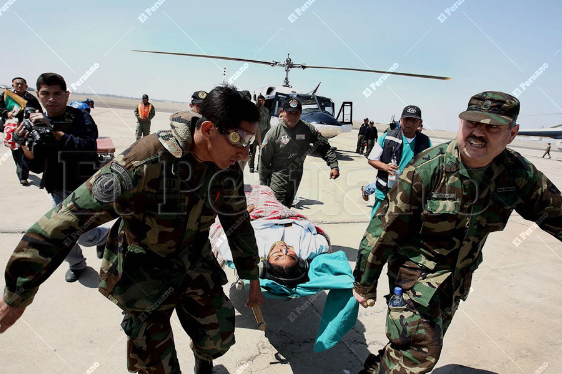 Ica – 21 agosto 2007 / Traslado de heridos desde la base aérea, afectados por el terremoto del 15 de agosto en la provincia de Pisco. 
FOTO: El Peruano / Jack Ramon
