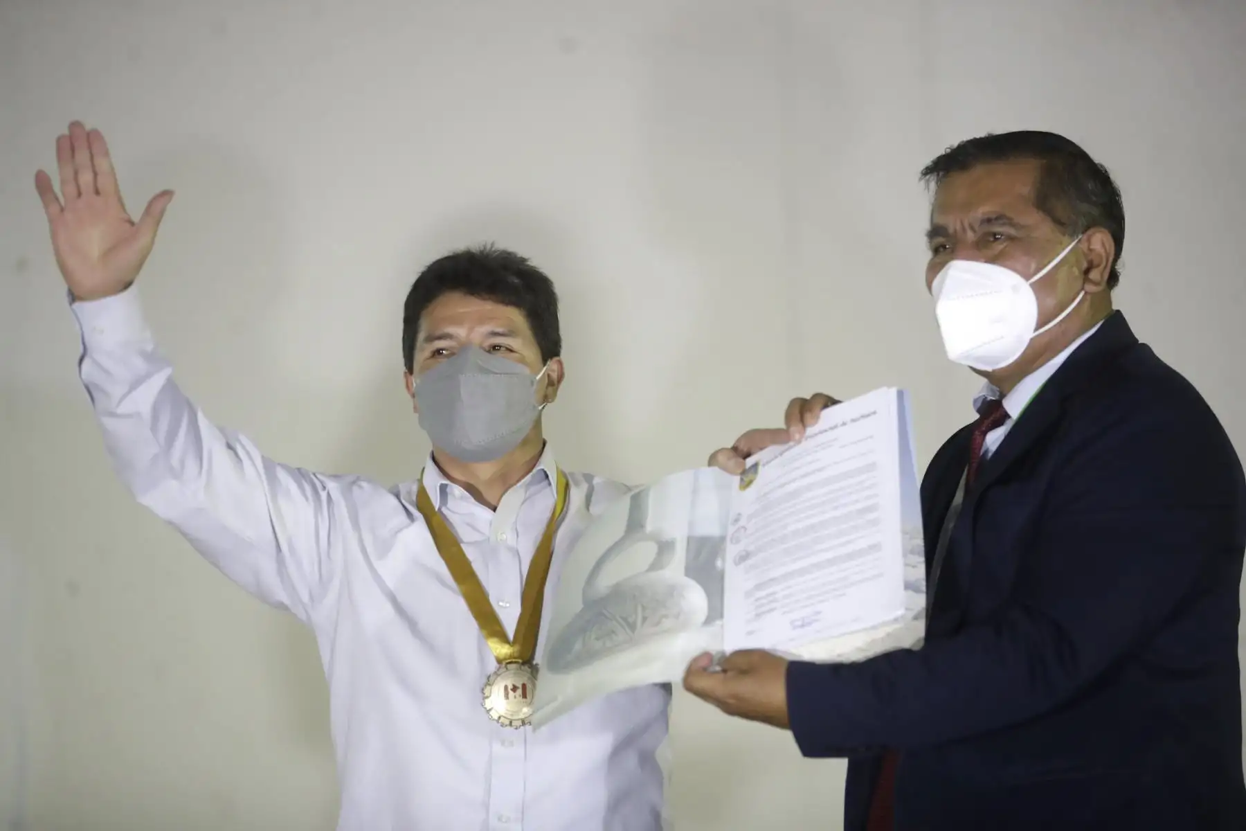 Presidente de la República, Pedro Castillo es condecorado como visitante ilustre de Sechura.
Foto: ANDINA/Prensa Presidencia