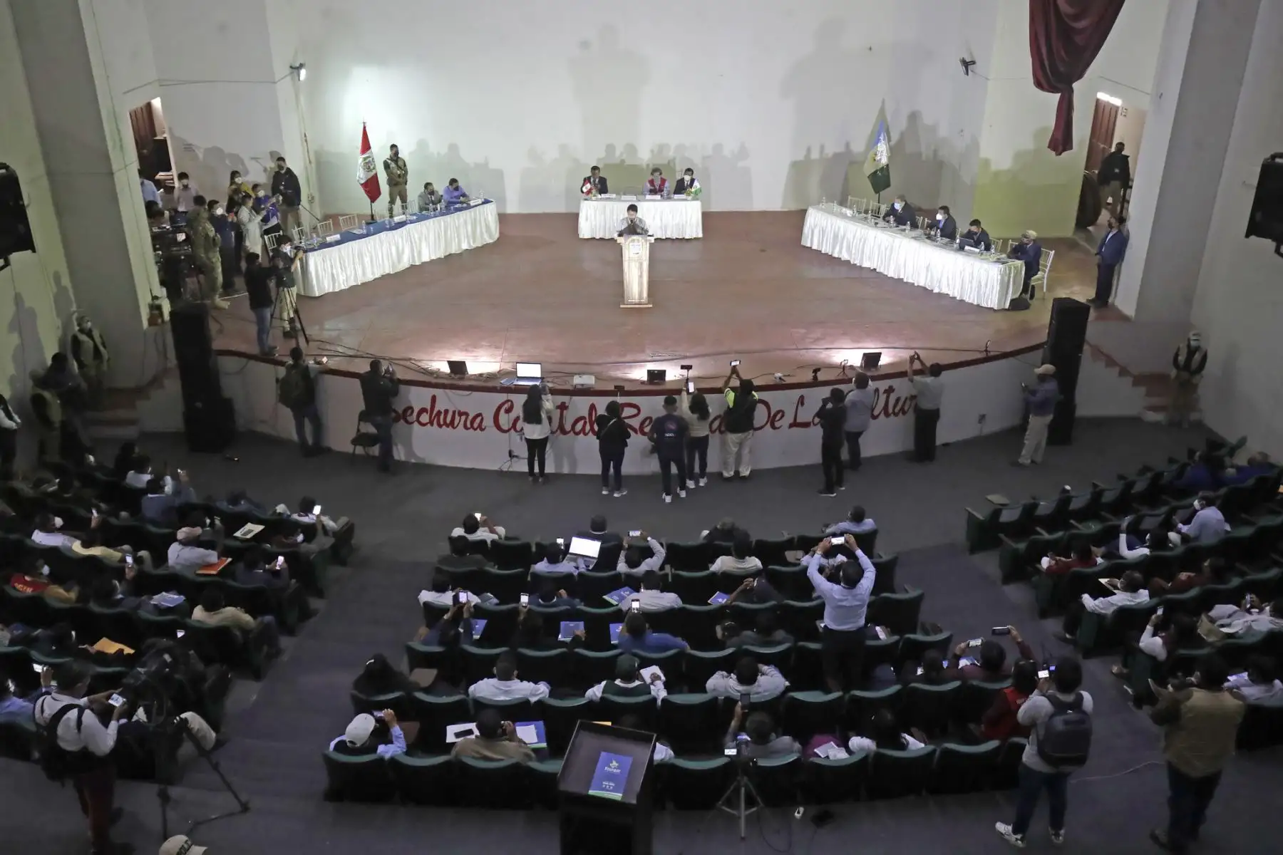 Presidente de la República, Pedro Castillo es condecorado como visitante ilustre de Sechura.
Foto: ANDINA/Prensa Presidencia