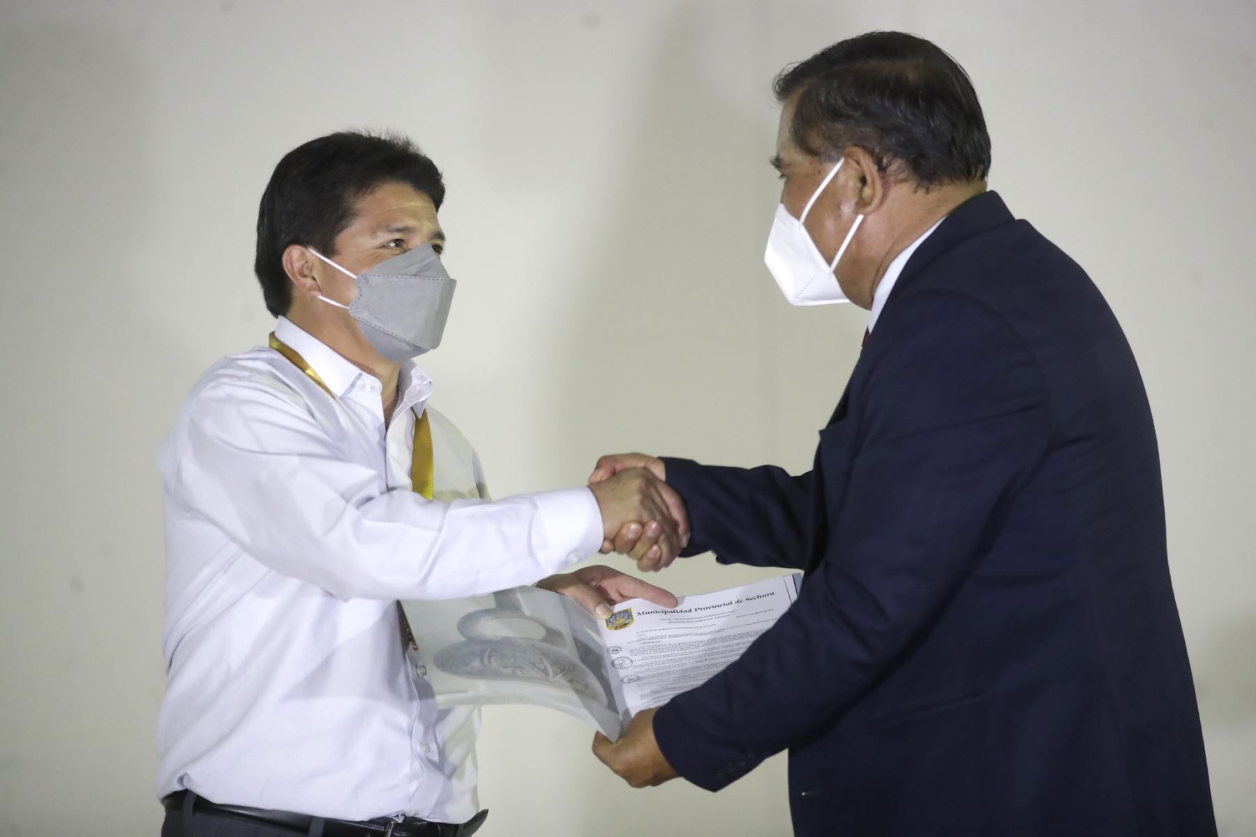 Presidente de la República, Pedro Castillo es condecorado como visitante ilustre de Sechura.
Foto: ANDINA/Prensa Presidencia