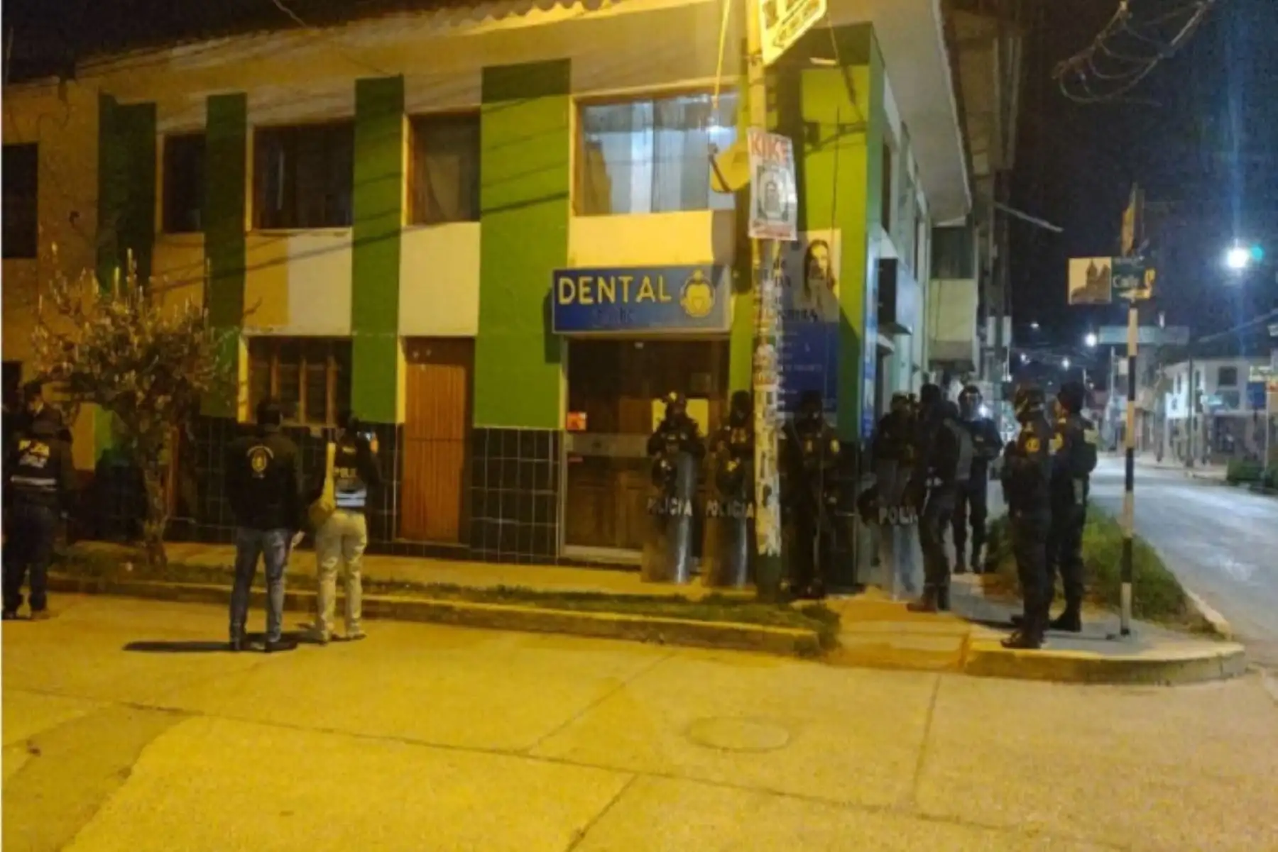 Malos funcionarios del Poder Judicial de Abancay captados por los hermanos Chávez Sotelo actuaban como el brazo legal de la organización declarando fundados, a cambio de dinero, los recursos legales que estos presentaban en su condición de abogados de la comunidad campesina de Huancuire, pese a que se basaban en sustentos fraudulentos y contrarios a ley.