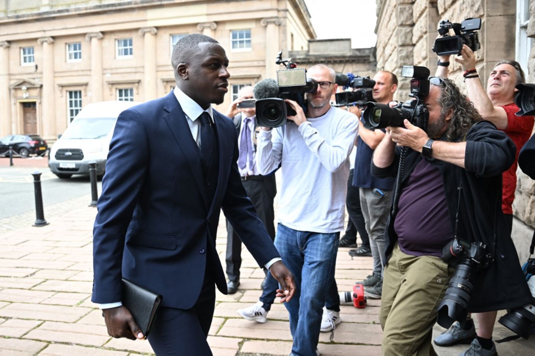 El jugador del Manchester City Benjamin, Mendy, acusado de varias violaciones en Inglaterra, fue presentado este lunes ante el jurado como un "depredador" que abusaba de víctimas "vulnerables, aterrorizadas y aisladas".