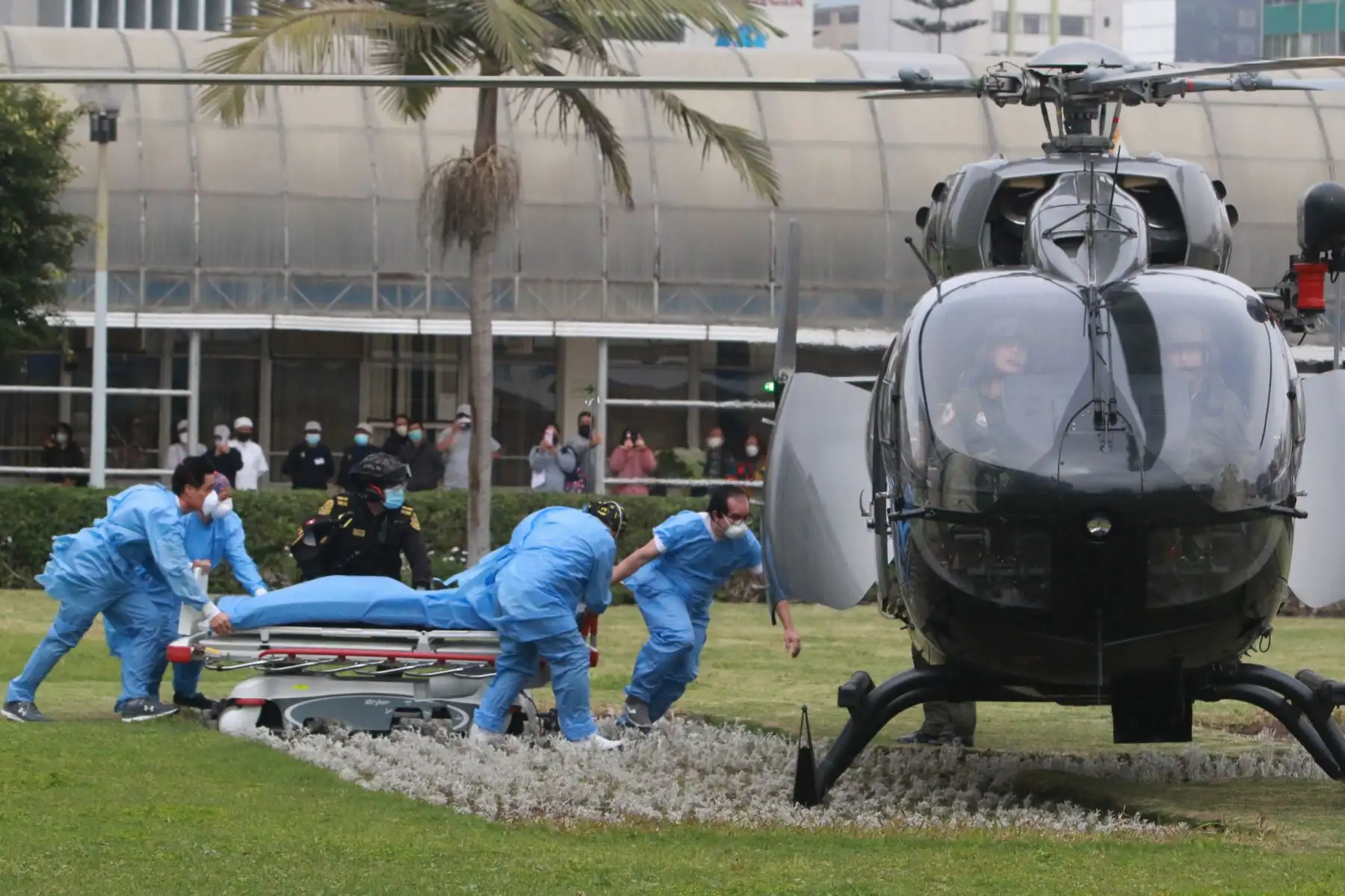 EsSalud participa del segundo Simulacro Nacional  Multipeligro, el cual contó con un helicóptero de la Policía Nacional para evacuar a los posibles heridos a los diferentes hospitales. Foto: ANDINA/ Héctor Vinces