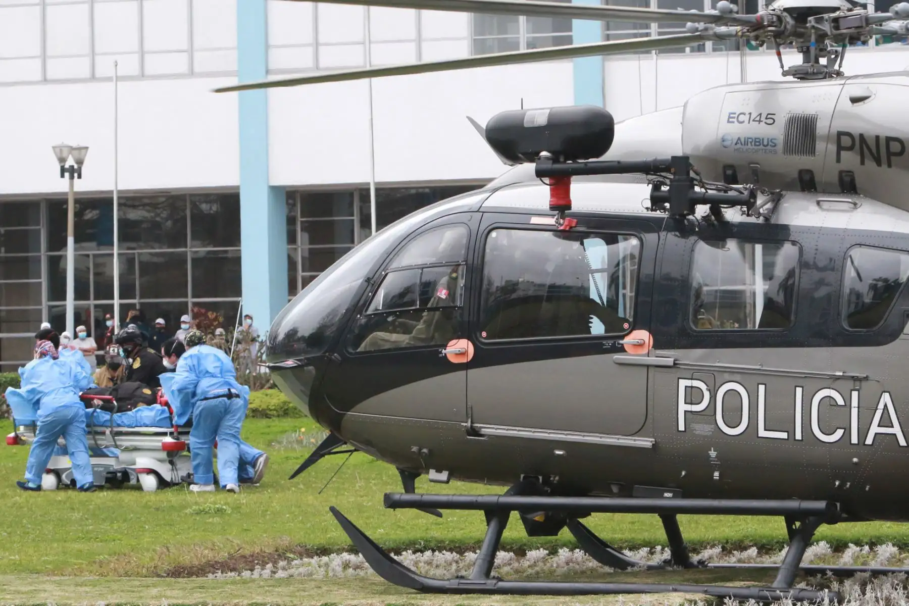 Bajo el lema “Organizados estamos más preparados”, EsSalud fortalece así la preparación de su personal para responder de manera eficiente y oportuna ante el impacto de distintos peligros que se presenten ante una emergencia de esta envergadura. Foto: ANDINA/ Héctor Vinces