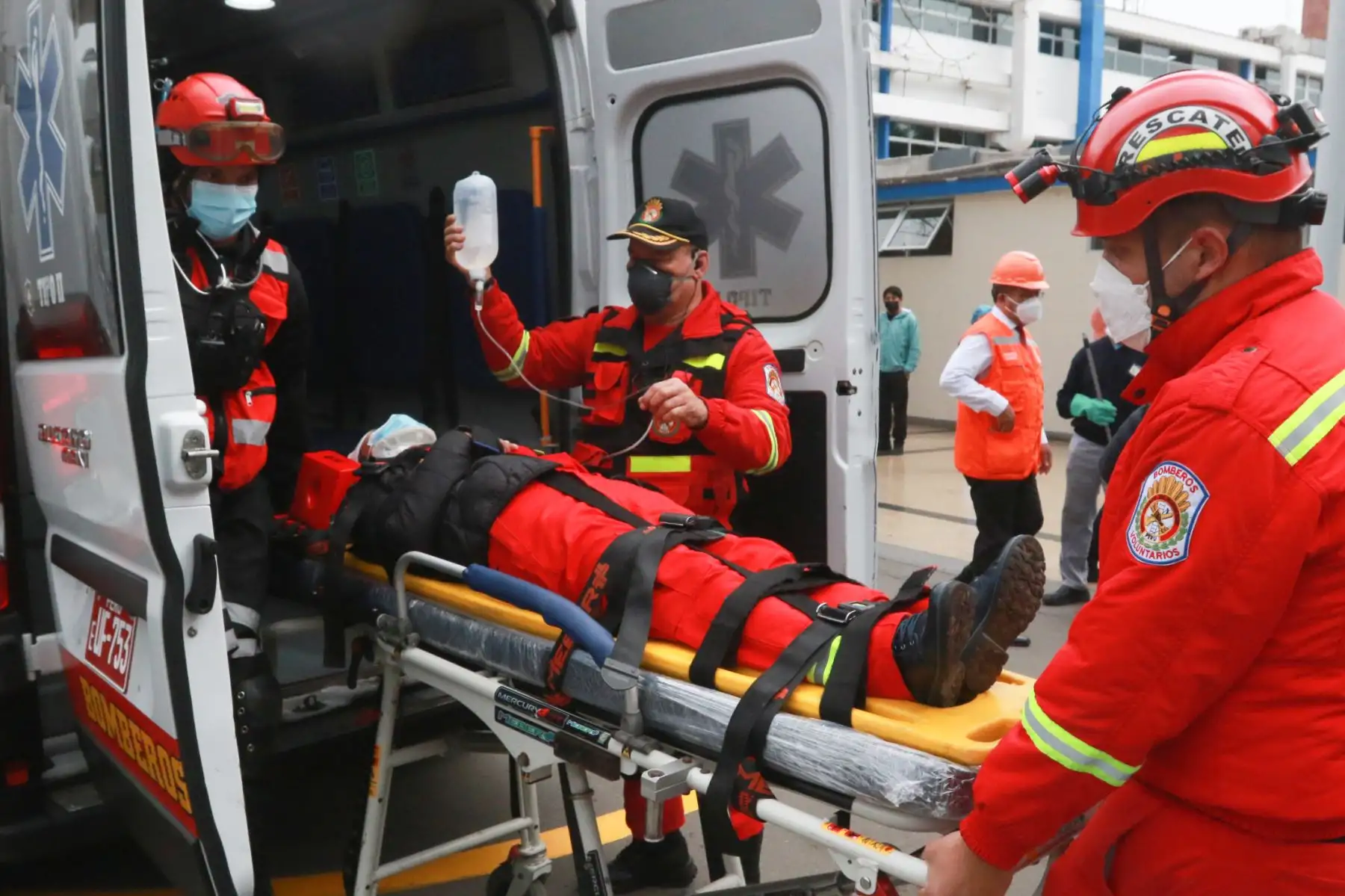 El ejercicio se inició a las tres de la tarde en conmemoración a las víctimas del sismo de 7.9 magnitud que ocurrió en el 2007 y que tuvo su epicentro en Pisco, Ica. De manera ordenada, el personal administrativo y asistencial de EsSalud evacuará hacia las zonas seguras externas con el sonido de las sirenas y los silbatos de los brigadistas. Foto: ANDINA/ Héctor Vinces