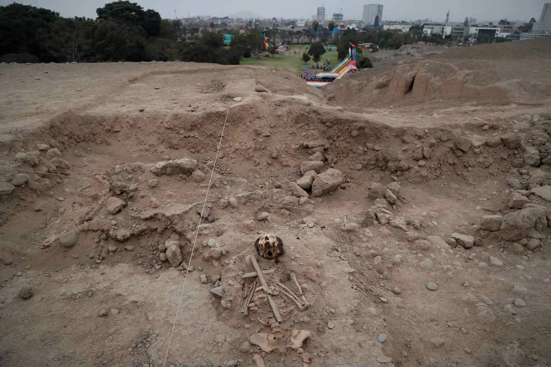 Por la fusión de elementos locales y coloniales, se presume que podría tratarse de pobladores nativos convertidos al cristianismo o de un matrimonio entre conquistadores y locales, cuestiones que Carrión confía que resuelvan los análisis de laboratorio. Foto: EFE