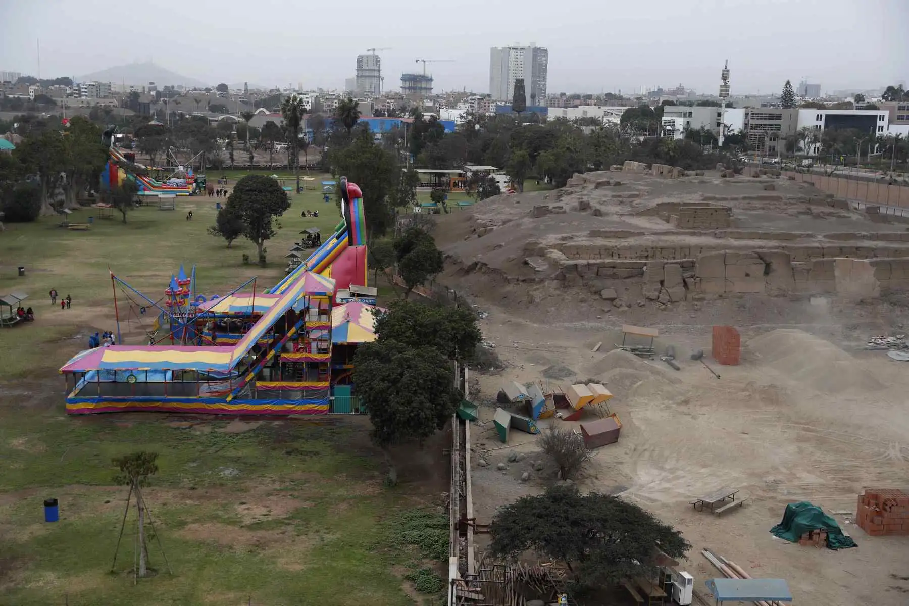 Otra gran incógnita pendiente de aclarar es si el espacio donde se encontraron los entierros, en la cima de esta huaca que los incas usaron de tambo (depósito de alimentos), fue el cementerio en la época colonial o si más bien se trató de un entierro familiar aislado. Foto: EFE