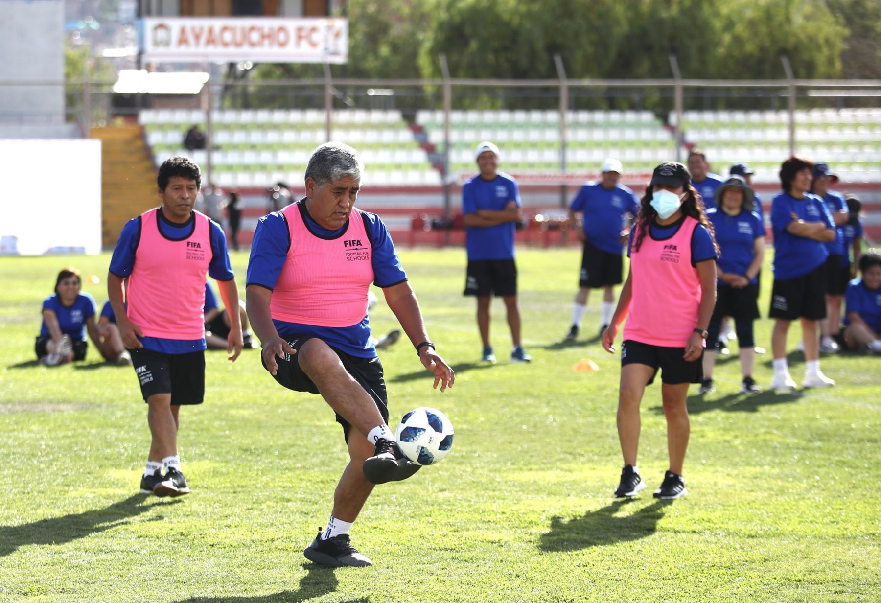 Docentes de Ayacucho, Junín, Lambayeque, Tacna y Loreto participan del FIFA Football For Schools, un programa de la Fundación FIFA, dirigido a docentes, que por tercera vez llega a Sudamérica tras un auspicioso paso por Chile y Paraguay.