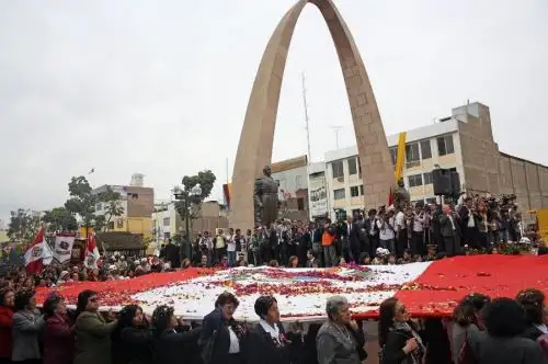 Luego de dos años de suspensión debido a la pandemia del covid-19, este 28 de agosto los tacneños volverán a participar en la tradicional Procesión de la Bandera, Patrimonio Cultural de la Nación, para conmemorar el nonagésimo tercer aniversario de la reincorporación de Tacna al territorio patrio.