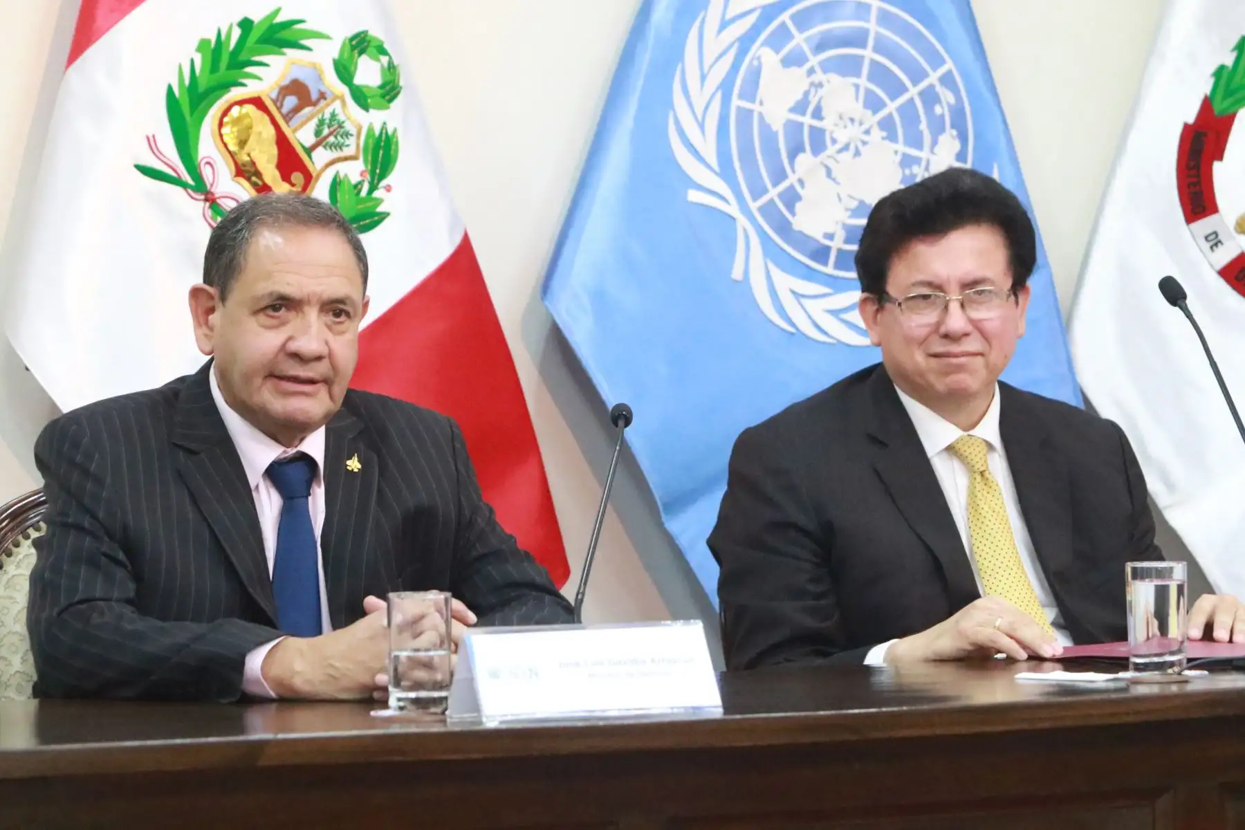 El ministro de Defensa, José Luis Gavidia Arrascue, junto al titular de la cartera de Relaciones Exteriores, Miguel Rodríguez Mackay, presentan a los medios de comunicación detalles del desarrollo y organización de la I Conferencia Latinoamericana y del Caribe sobre Operaciones de Paz. Foto: ANDINA/ Héctor Vinces