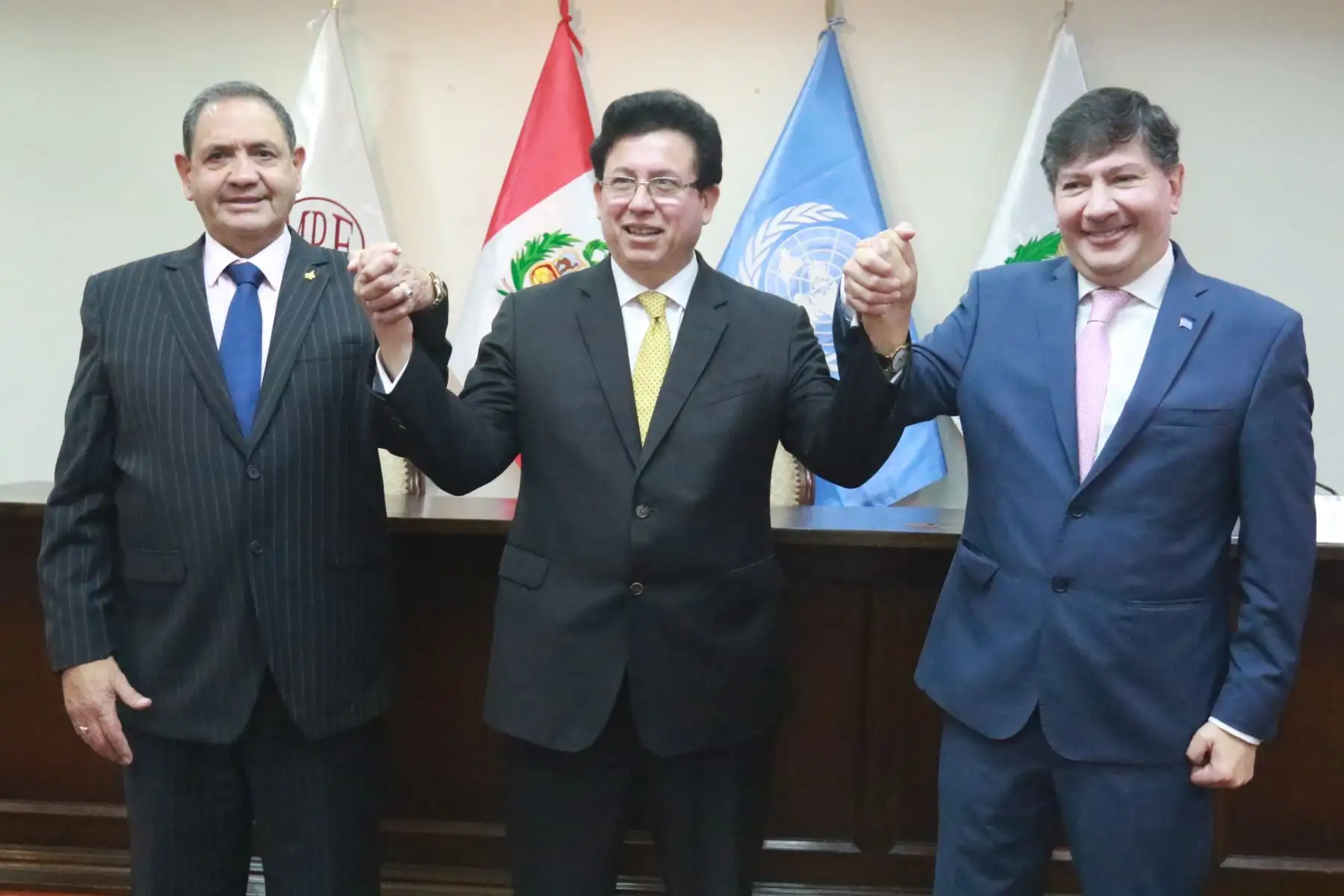El ministro de Defensa, José Luis Gavidia Arrascue, junto al titular de la cartera de Relaciones Exteriores, Miguel Rodríguez Mackay, presentan a los medios de comunicación detalles del desarrollo y organización de la I Conferencia Latinoamericana y del Caribe sobre Operaciones de Paz. Foto: ANDINA/ Héctor Vinces